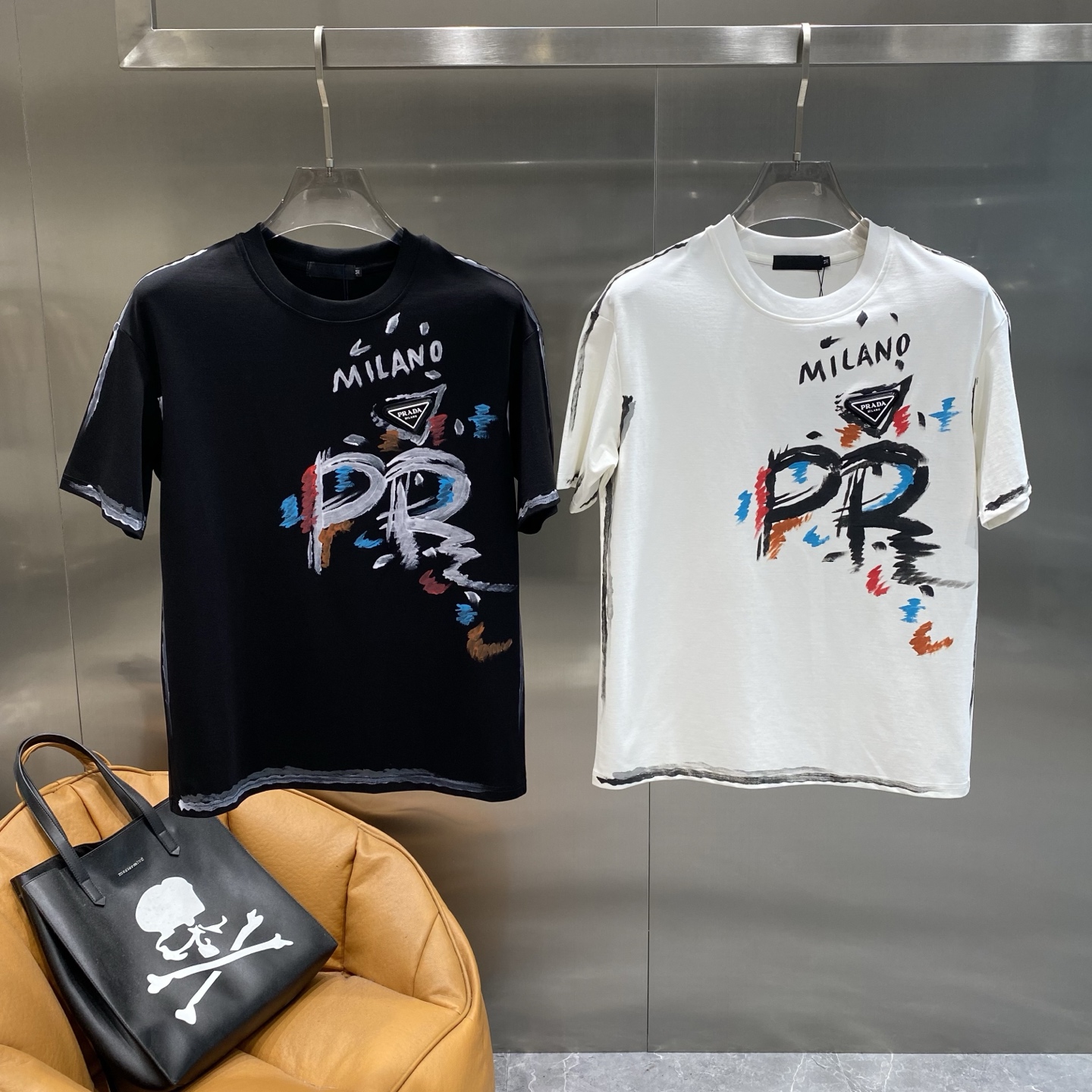 NO:510370,'Pujia' Prada T-shirt, summer Milan trend mark, hand-painted style, simple and mysterious, the colorful graffiti style 'PR' letters are super eye-catching, and paired with the words 'MILANO' and brand triangle logo, Milan's fashion trends are directly worn on the body, full of artistic sense and street atmosphere. S-XXL the next day,,prada,prada,tees,t-shirt,alexander wang19860909《普家》 普拉达T恤,夏日米兰潮流印记 手绘款 简约又神秘,彩色涂鸦风格的“PR”字母超吸睛,搭配“MILANO”字样和品牌三角标,将米兰的时尚潮流直接穿在了身上,充满了艺术感和街头气息.S-XXL隔天,,prada,prada,tees，t-shirt,alexander wang,Men's clothing