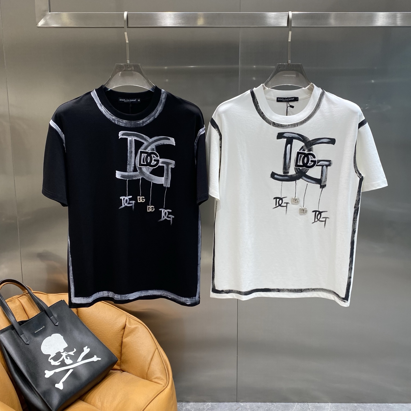 NO:510382,'DG Home' Dolce & Gabbana T-shirt, a summer fashion and personalized choice. Classic and versatile. The hand-painted 'DG' logo is presented with a unique design, as if it is a fashionable work of art. The small 'DG' logo hanging below adds a sense of detail, and the overall full of personality and fashion attitude. S-XXL the next day, Dolce & Gabbana, gucci, tees, t-shirt, alexander wang19860909《DG家》 杜嘉班纳T恤,夏日时尚个性之选 经典又百搭,手绘款 “DG”标志以独特的设计呈现,仿佛是时尚的艺术品,下方悬挂的小“DG”标识增添了细节感,整体充满了个性与时尚态度.S-XXL隔天,,Dolce&Gabbana,gucci,tees，t-shirt,alexander wang,Men's clothing