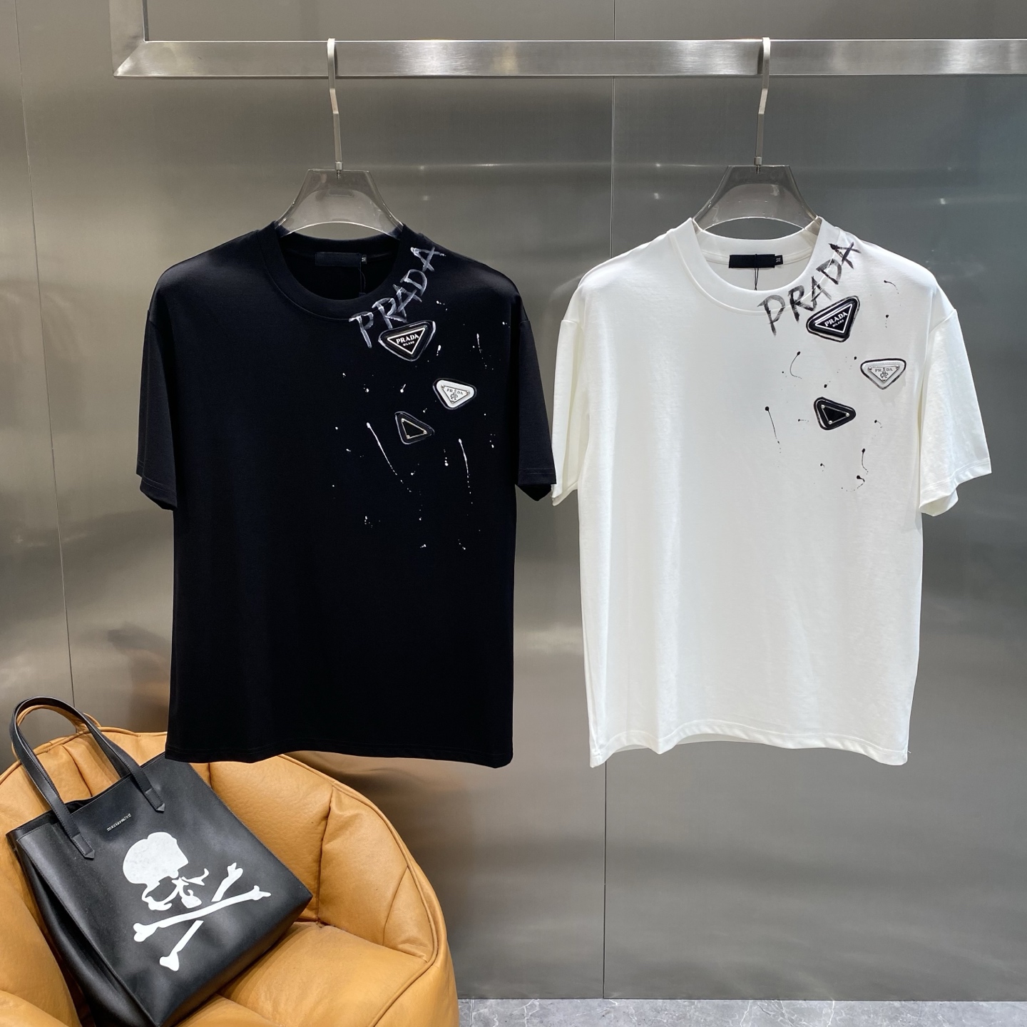 NO:510373,'Pujia' Prada T-shirt, a must-have for summer cool and trendy summer simple and mysterious, hand-painted logo is presented in a unique graffiti style. Art creation, ink splashing and lines make the whole dress full of cool and trendy atmosphere. S-XXL the next day, prada, prada, tees, t-shirt, alexander wang19860909《普家》 普拉达T恤,夏日酷感潮流必备 简约又神秘,手绘款 标识以独特的涂鸦风格呈现,艺术创作,泼墨和线条的运用让整件衣服充满了酷感与潮流气息.S-XXL隔天,,prada,prada,tees，t-shirt,alexander wang,Men's clothing