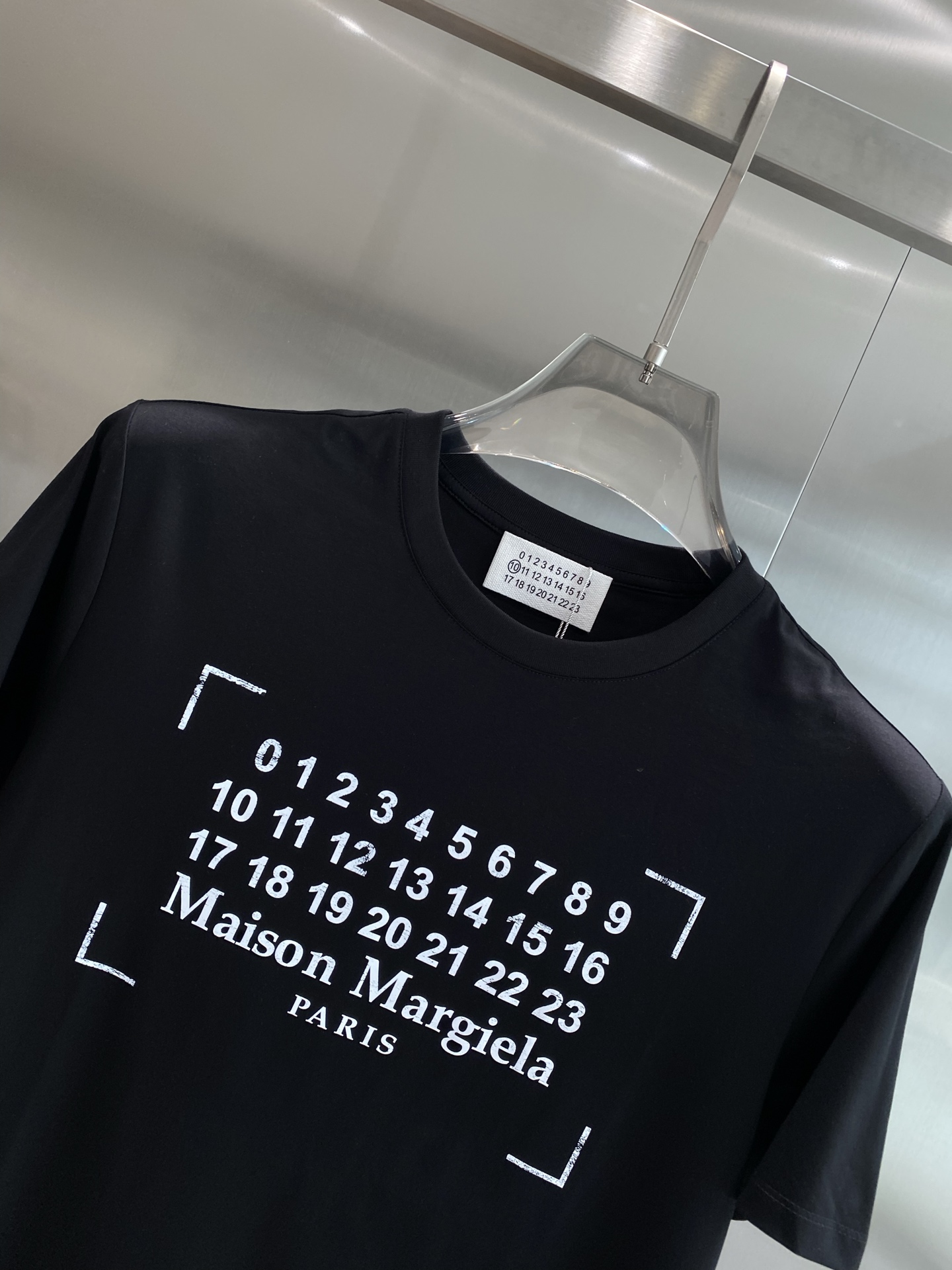 “New Maison Margiela T-shirt Collection Featuring Digital Matrix Design in White” - 图片 3