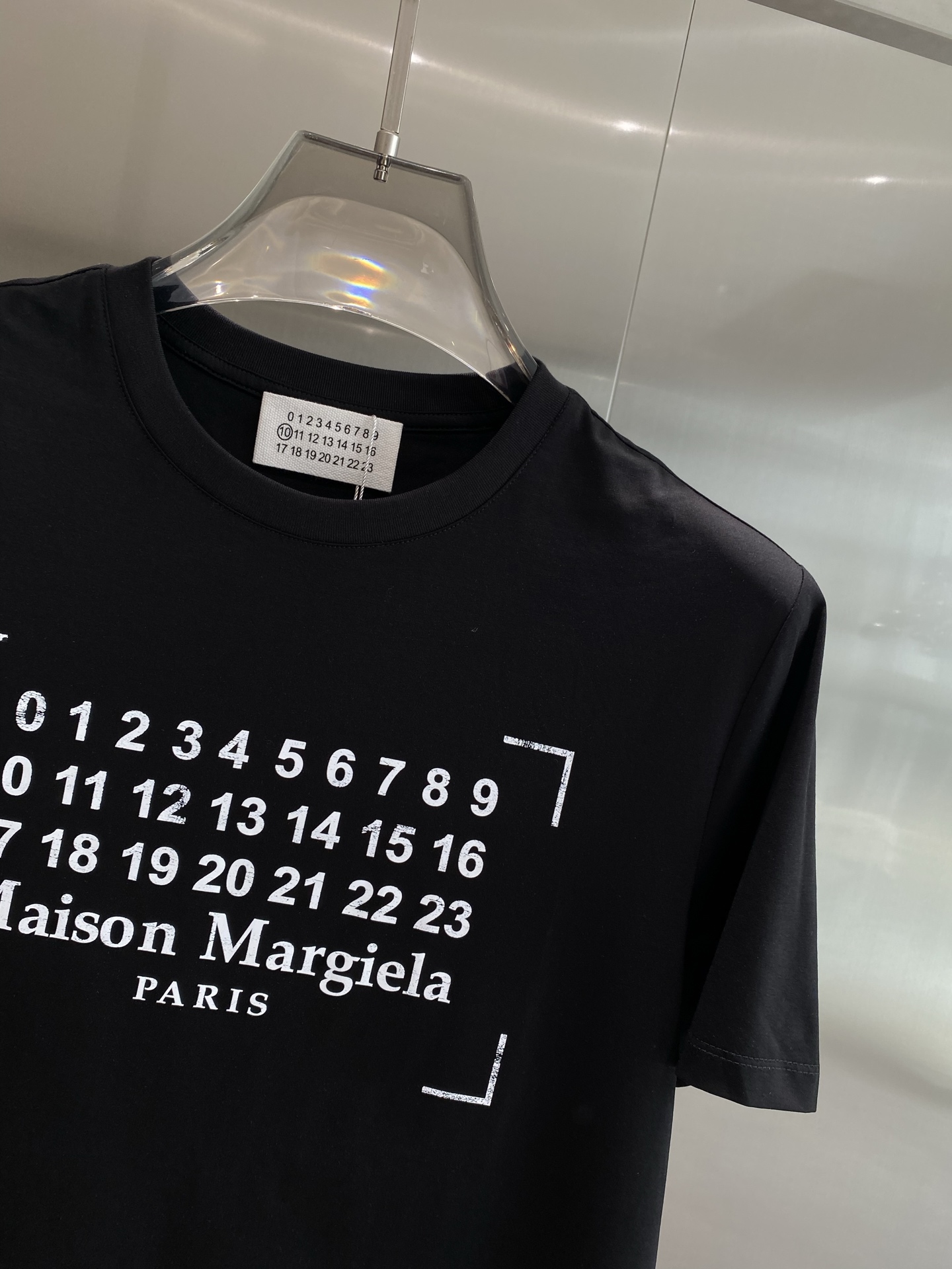 “New Maison Margiela T-shirt Collection Featuring Digital Matrix Design in White” - 图片 7