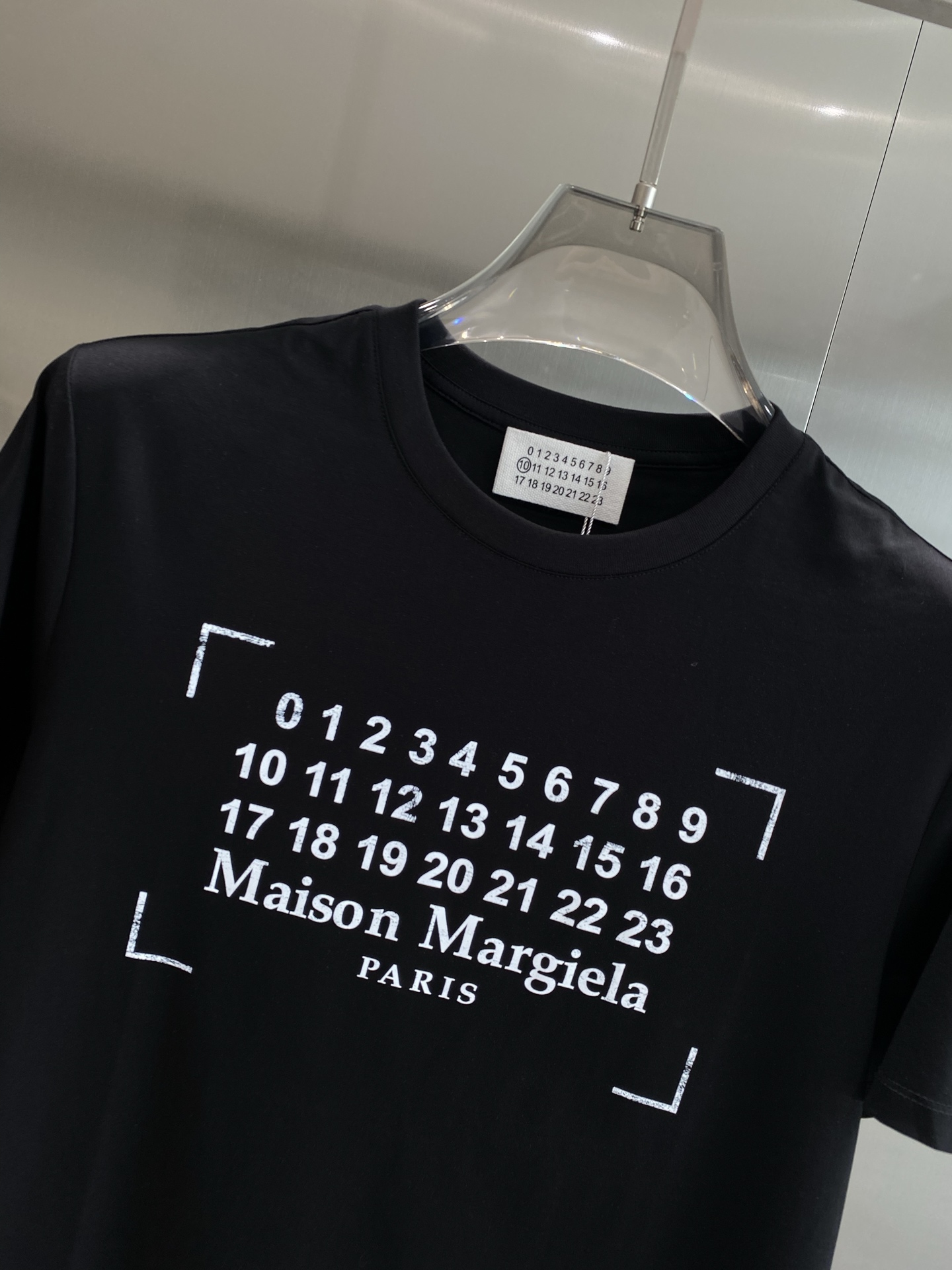 “New Maison Margiela T-shirt Collection Featuring Digital Matrix Design in White” - 图片 4