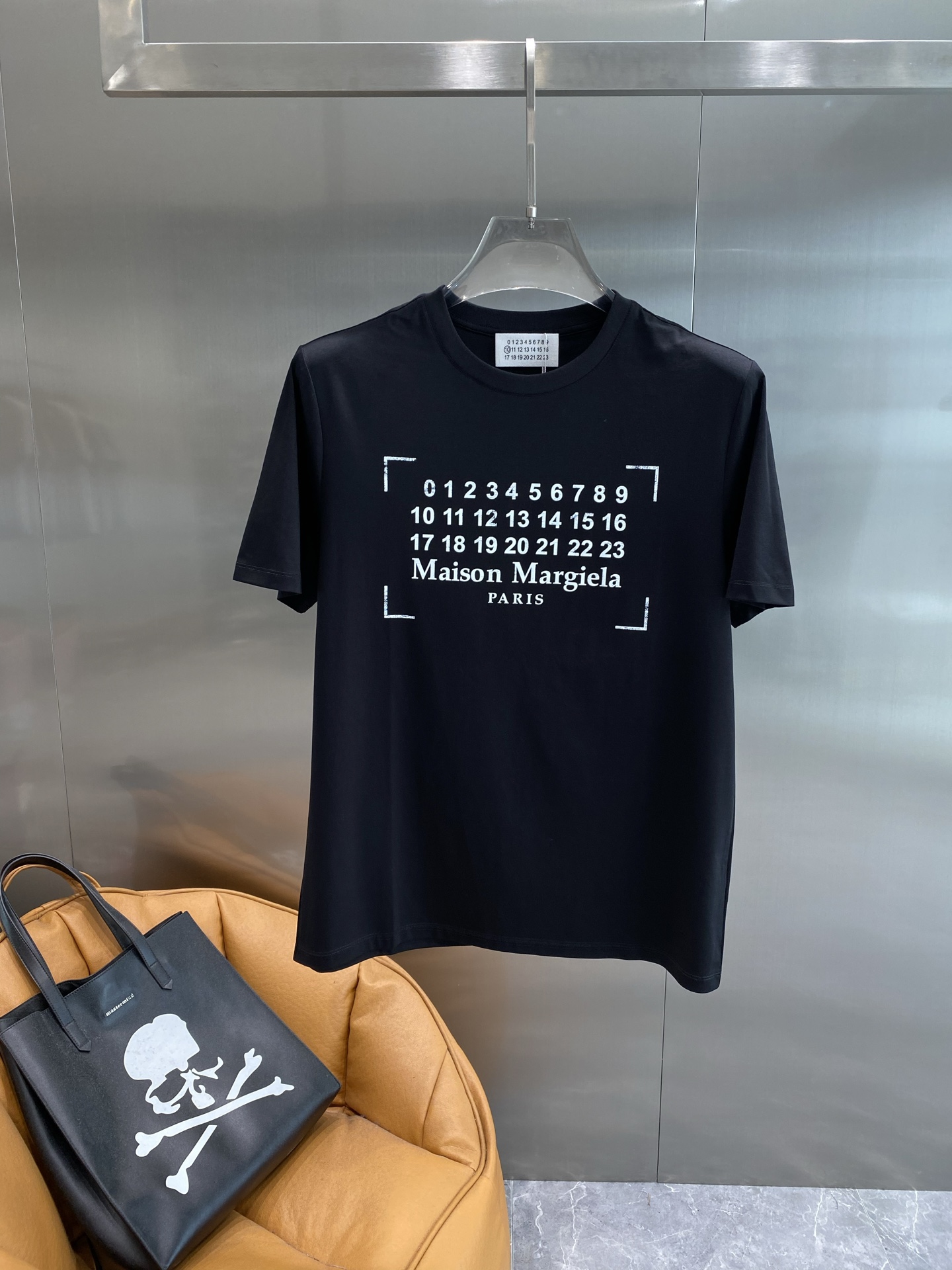 “New Maison Margiela T-shirt Collection Featuring Digital Matrix Design in White” - 图片 2