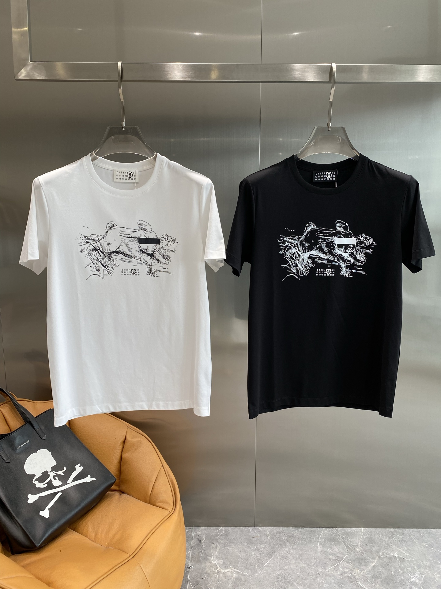 NO:510357,'Maggiela House' Maggiela T-shirt, summer mysterious artistic style White pattern abstract art painting, characters and plants intertwined, full of artistic and mysterious feeling, details show the unique style of the brand. M-3XL the next day, tees, t-shirt, alexander wang19860909《玛吉拉家》 玛吉拉 T恤,夏日神秘艺术格调 白色的图案抽象的艺术画,人物与植物交织,充满了艺术感和神秘感,细节之处尽显品牌的独特格调.M-3XL隔天,,tees，t-shirt,alexander wang,Men's clothing