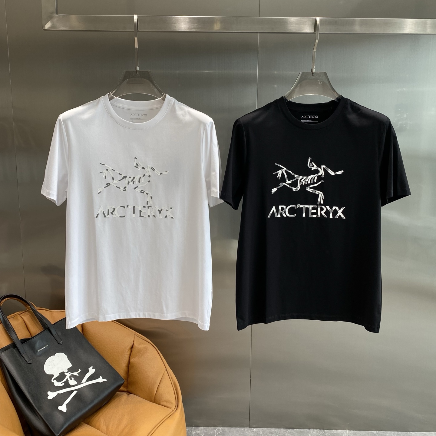 NO:510359,'Bird Family' Archaeoptera Bird T-shirt, classic and versatile, the white pattern looks like a dynamic bird, paired with the brand name 'ARC'TERYX', simple and full of design sense, M-3XL the next day, jil sanderarc'teryx,tees, t-shirt,alexander wang19860909《鸟家》 始祖鸟T恤,经典又百搭,白色的图案像是一只动感的飞鸟,搭配品牌名称“ARC'TERYX”,简洁又富有设计感,M-3XL隔天,,jil sanderarc'teryx,tees，t-shirt,alexander wang,Men's clothing