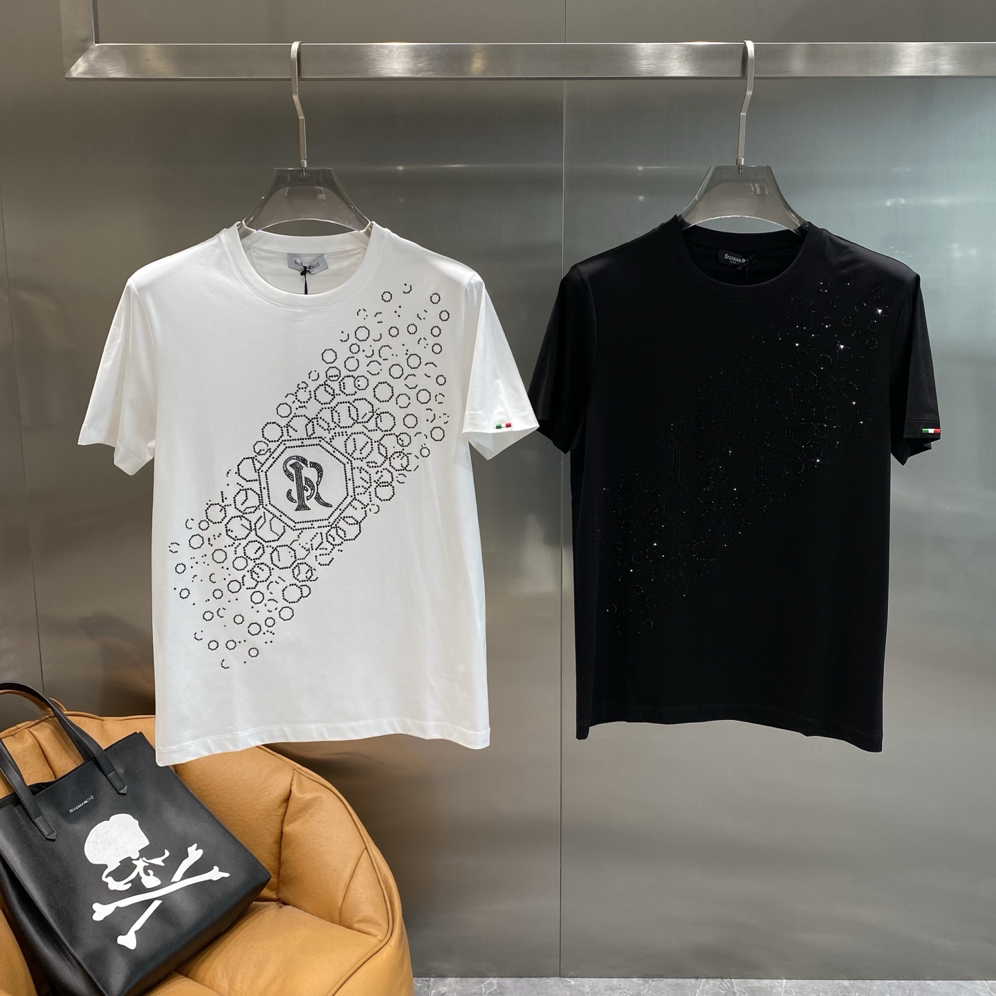 NO:510367,'Stee's' Stephen's short-sleeved summer elegant and fashionable choice, simple and elegant. The unique geometric pattern decoration on one side is matched with exquisite brand logo, full of design sense, low-key showing luxury and fashion taste, and every detail exudes an elegant atmosphere. The fabric is soft and skin-friendly, M-3XL the next day, T-shirt, alexander wang19860909《史蒂家》 史蒂芬短袖 夏日优雅时尚之选 简洁大方.一侧独特的几何图案装饰,搭配精致的品牌标识,设计感满满,低调中尽显奢华与时尚品味,每一处细节都散发着优雅的气息. 面料柔软亲肤,M-3XL隔天,,T-shirt,alexander wang,Men's clothing