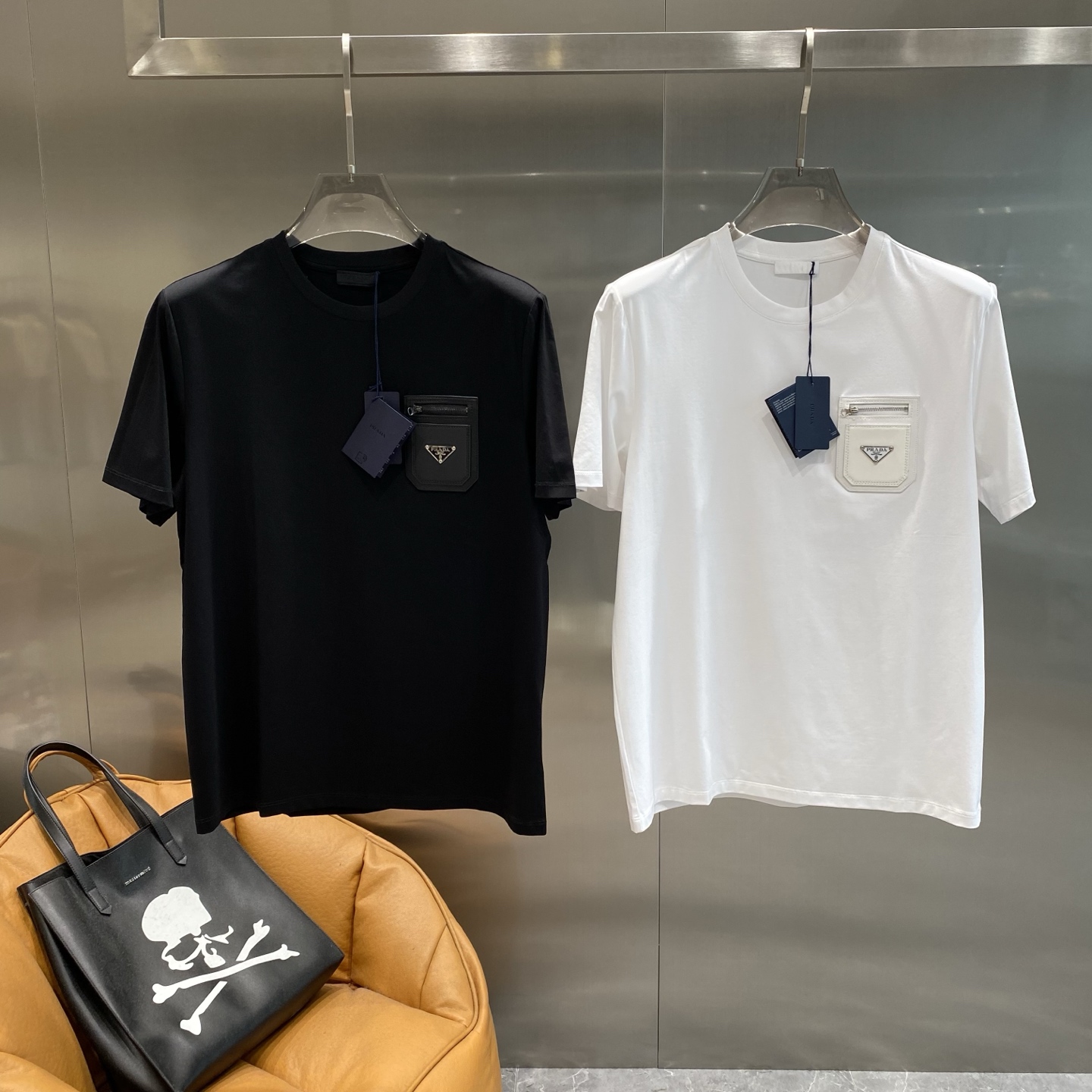 NO:510364,'Pujia' Prada T-shirt, a simple and cool summer must have simple and elegant feeling. The unique pocket design on the left chest is paired with the iconic triangle logo, which shows luxury in a low-key manner, simple but not simple, and every detail reveals the unique style of the brand. The next day, prada, prada, tees, t-shirt, alexander wang19860909《普家》 普拉达T恤,夏日简约酷感必备简约大方,左胸处独特的口袋设计搭配标志性的三角徽标,低调中尽显奢华,简约而不简单,每一处细节都透露着品牌的独特风格.M-3XL隔天,,prada,prada,tees，t-shirt,alexander wang,Men's clothing