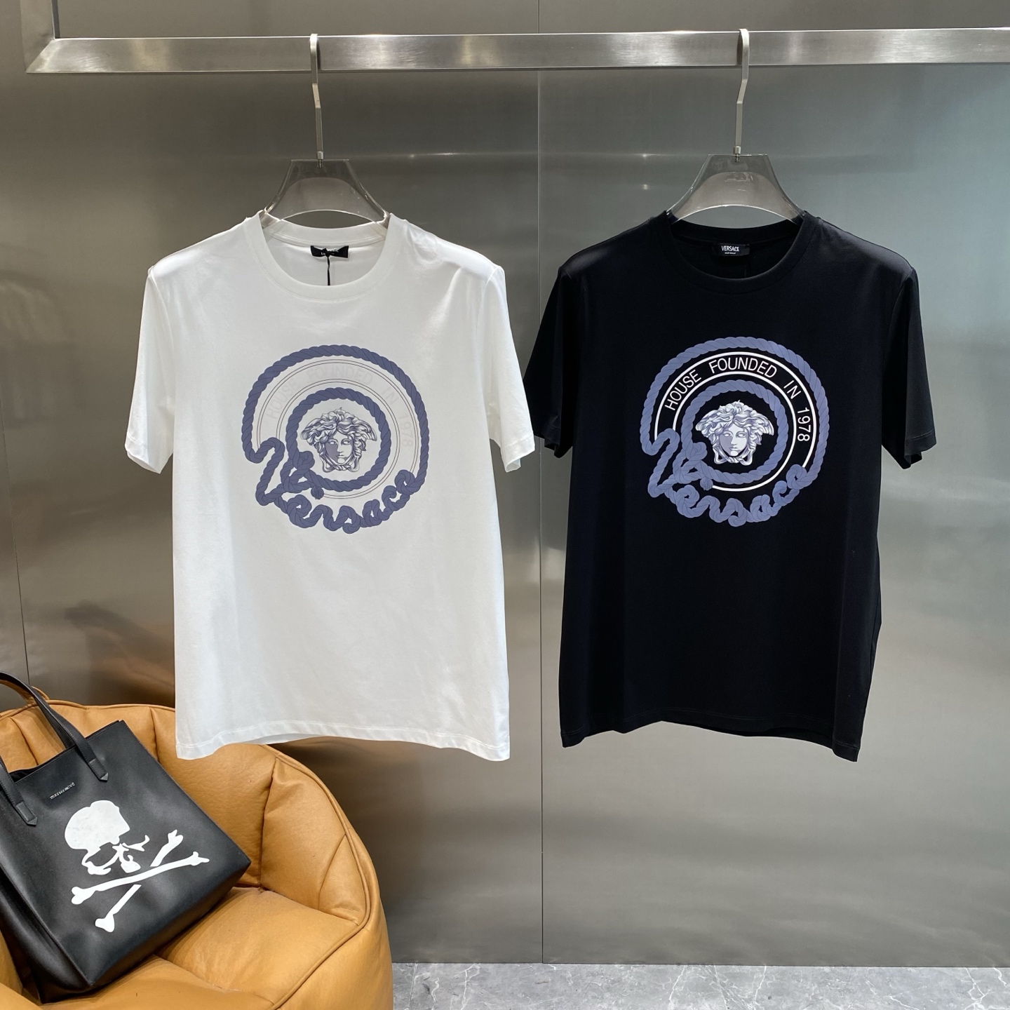 NO:510362,'Fan Family' Versace T-shirt, a summer luxury classic choice. Calm and atmospheric. The iconic Medusa avatar in the middle is surrounded by exquisite circles, paired with the words 'FOUNDED IN 1978' and the brand name 'Versace', full of luxury and classic charm. M-3XL the next day, versace, versace, tees, t-shirt, alexander wang19860909《范家》 范思哲T恤,夏日奢华经典之选 沉稳大气,中间标志性的美杜莎头像被精致的圆环围绕,搭配“FOUNDED IN 1978”字样和品牌名“Versace”,满满的奢华感与经典韵味,M-3XL隔天,,versace,versace,tees，t-shirt,alexander wang,Men's clothing