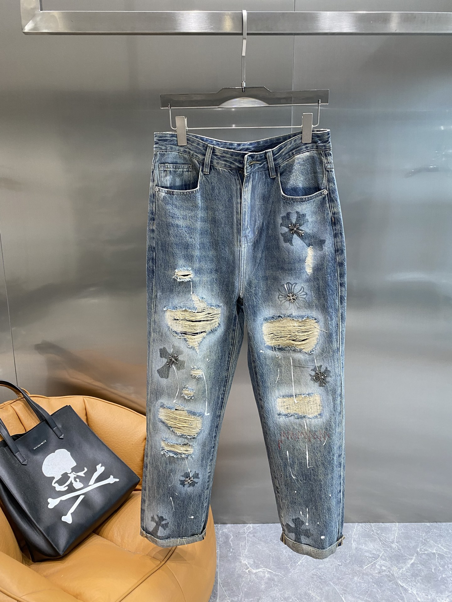 NO:510358,'Kejia' Crowxin Classic denim blue with an old texture and a full of retro charm. The ripped design of different sizes on the knees and trousers is unique and unrestrained. It is paired with exquisite small flower embroidery embellishment, hard and soft, breaking the monotony. Loose style, 29-36 the next day, chrome hearts, alexander wang19860909《克家》 克罗心 经典的牛仔蓝,带着做旧的质感,满满的复古韵味.膝盖和裤腿处大小不一的破洞设计,个性又不羁,搭配上精致的小花刺绣点缀,刚中带柔,打破单调.宽松的版型,29-36隔天,,chrome hearts,alexander wang,Men's clothing