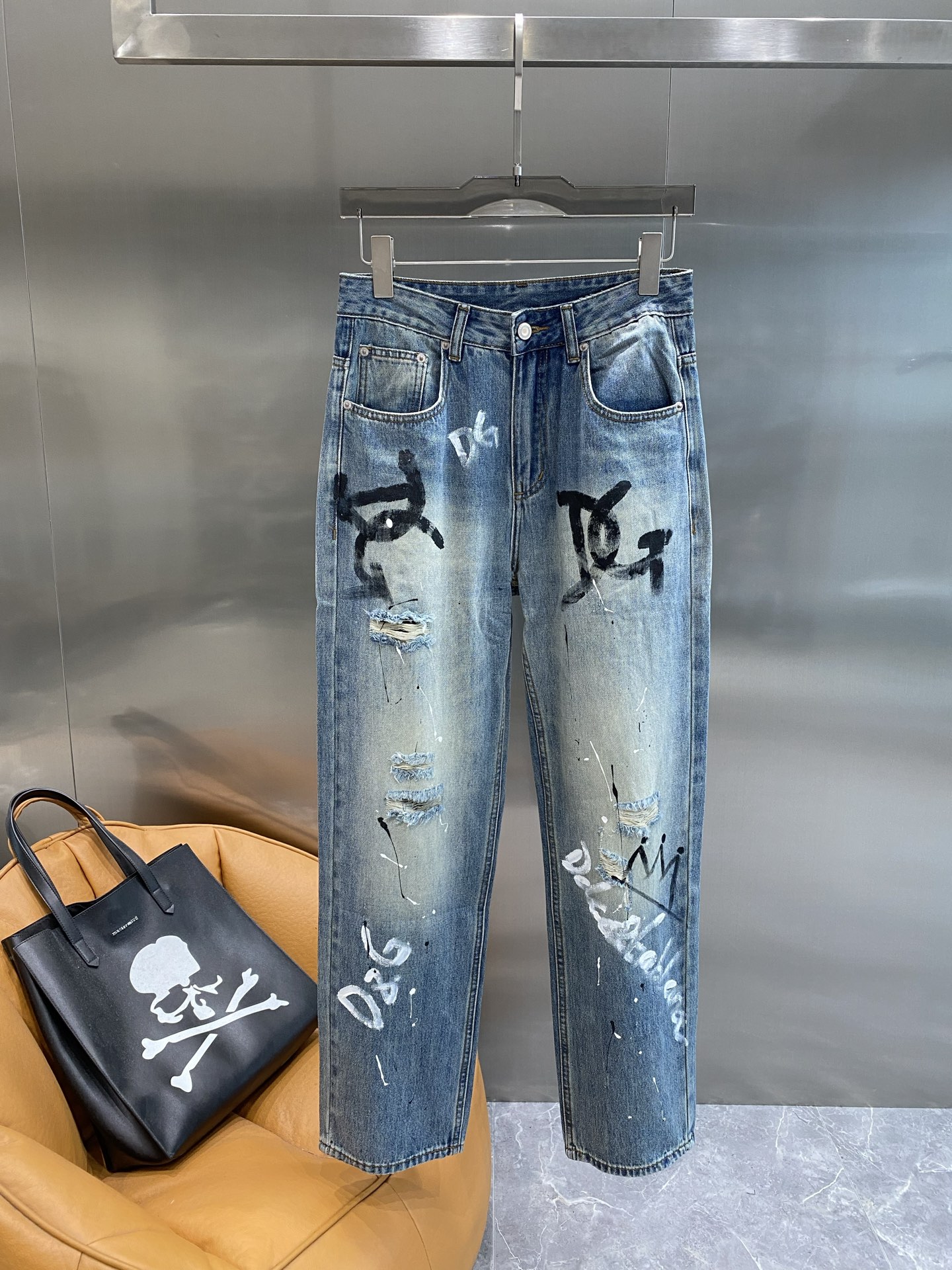 NO:510360,'DG Home' DG graffiti denim, a must-have for summer personality trends. Classic denim blue has been treated with an old-fashioned treatment and is full of retro feel. The casual graffiti and hole designs on it, such as improvisation by street artists, letters and patterns such as 'DG' make this pants full of personality and trendy attitude. Loose style, 29-36 the next day, gucci, alexander wang19860909《DG家》 DG 涂鸦牛仔,夏日个性潮流必备 经典牛仔蓝经过做旧处理,复古感十足.上面随性的涂鸦和破洞设计,像是街头艺术家的即兴创作,“DG”等字母和图案,让这条裤子个性满满,充满了潮流态度. 宽松的版型,29-36隔天,,gucci,alexander wang,Men's clothing