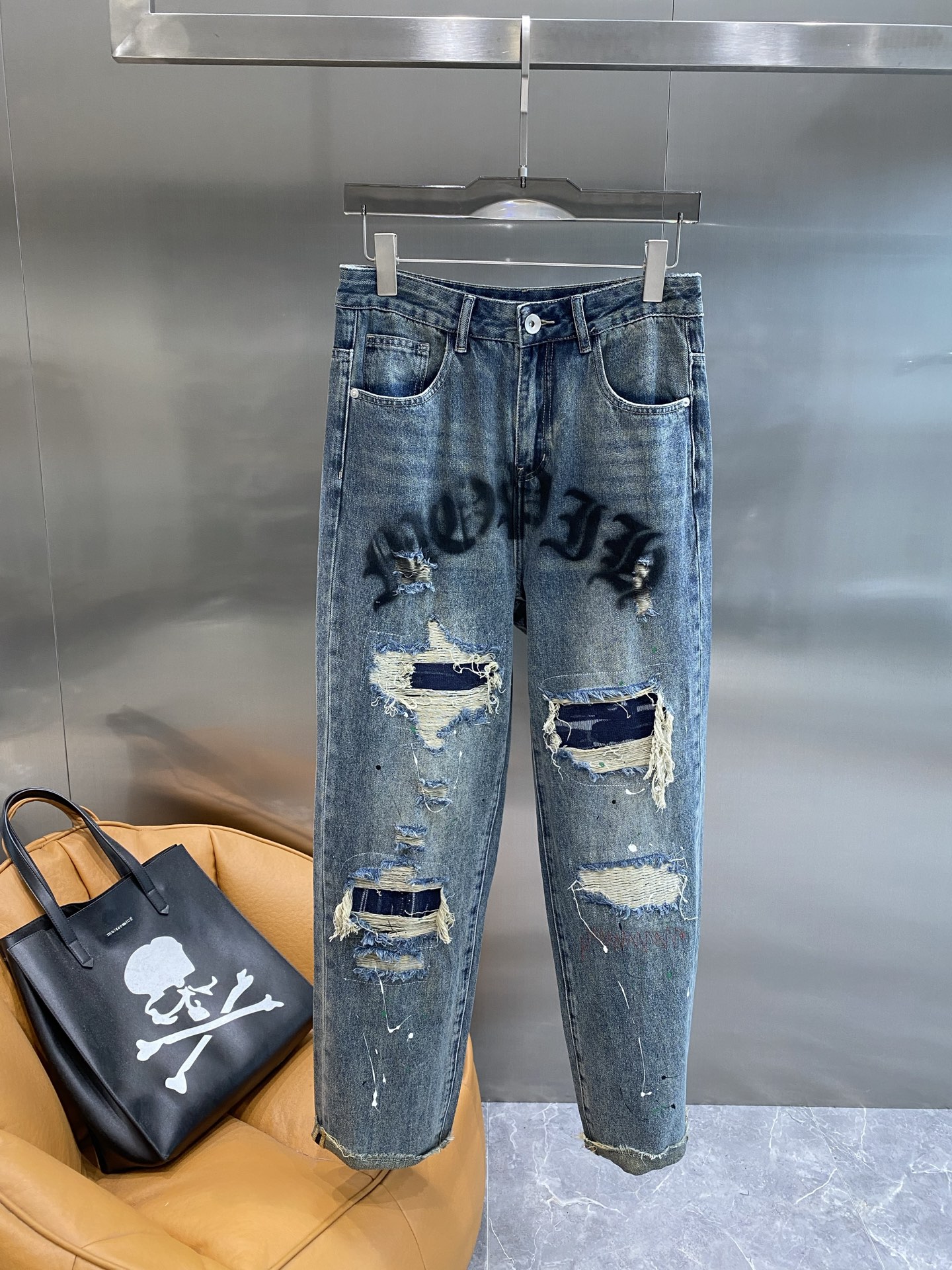 NO:510366,'Kejia' Croxin Dark graffiti ripped denim, classic denim blue, has been treated with a lot of ripped designs, revealing the cloth strips inside, and are unrestrained. There are also dark style graffiti, loose style 29-36 the next day, chrome hearts, alexander wang19860909《克家》 克罗心 暗黑涂鸦破洞牛仔,经典牛仔蓝,经过做旧处理,多处破洞设计,露出内里的布条,个性又不羁.还有那暗黑风格的涂鸦,宽松的版型29-36隔天,,chrome hearts,alexander wang,Men's clothing