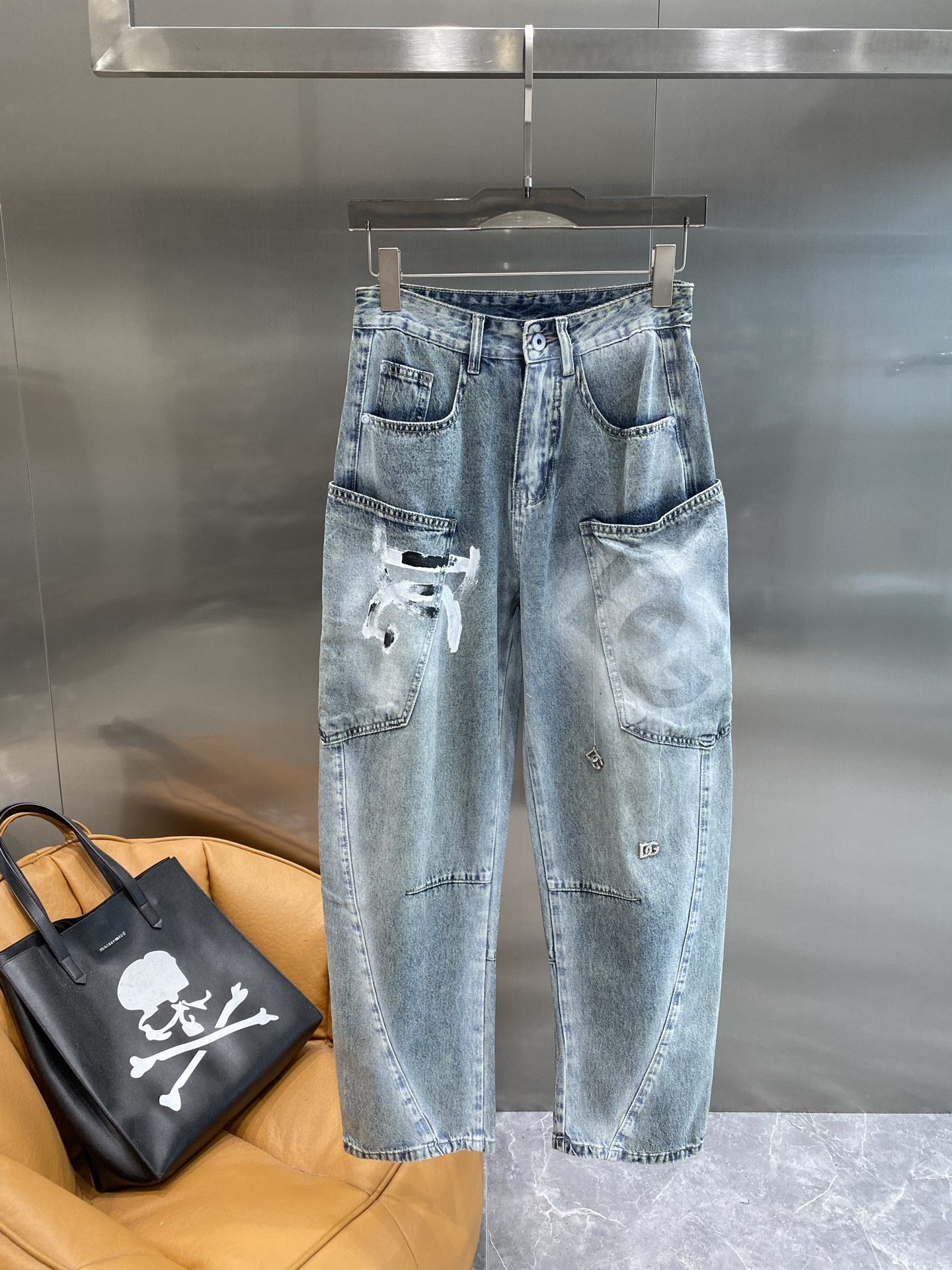 NO:510363,'DG Home' DG workwear style denim, the first choice for casual summer trends. Light blue denim has a freshness and the old treatment adds a bit of retro charm. The large pocket design is the soul of the workwear style. It is practical and full of holes and patch elements make it full of personality. The loose version is super comfortable. S-3XL the next day, gucci, alexander wang19860909《DG家》 DG工装风牛仔,夏日随性潮流首选 浅蓝色牛仔布,自带清新感,做旧处理又增添了几分复古韵味.大口袋设计是工装风的灵魂,实用性拉满,破洞和补丁元素让它个性十足,宽松版型超舒适,S-3XL隔天,,gucci,alexander wang,Men's clothing