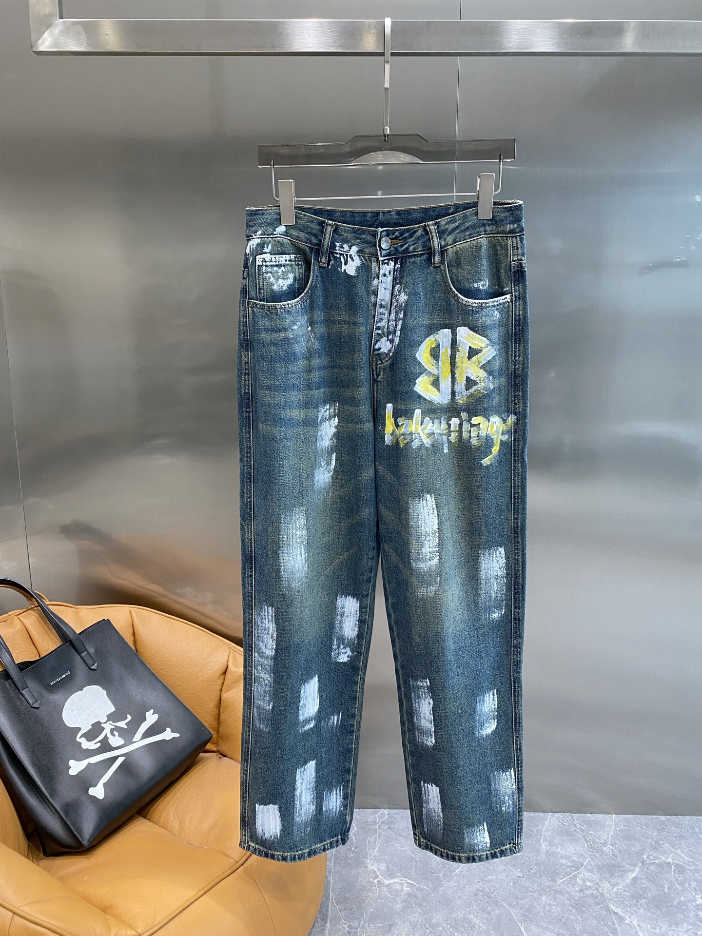 NO:510372,'Paris Family' Balenciaga's personalized graffiti denim, a new summer trend. Dark blue denim, uniquely treated, presents a retro and individual tone. Irregular white smear patterns, paired with dazzling yellow graffiti letters, seem to be a vivid display of street art, each exudes a unique trendy atmosphere. Loose straight-tube style, 29-36 the next day,,balenciaga,balenciaga,alexander wang19860909《巴黎家》 巴黎世家个性涂鸦牛仔,夏日潮流新风尚 深蓝色牛仔布,经过独特处理,呈现出复古又个性的色调.不规则的白色涂抹图案,搭配亮眼的黄色涂鸦字母,仿佛是街头艺术的生动展现,每一处都散发着独特的潮流气息.宽松的直筒版型,29-36隔天,,balenciaga,balenciaga,alexander wang,Men's clothing