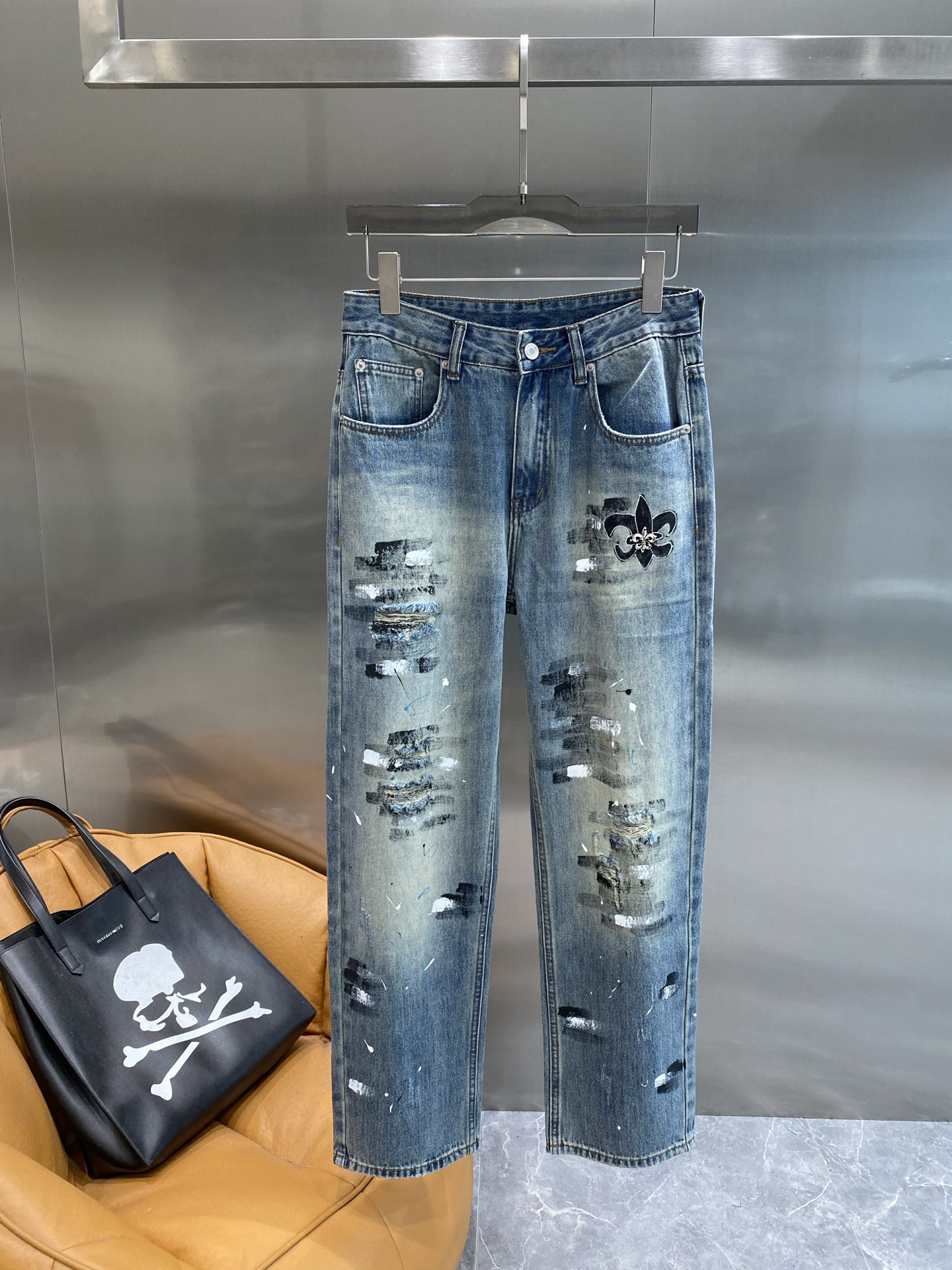 NO:510378,'Kejia' Croxin Jeans Diablo ripped denim, classic denim blue, has been treated with aging and washing, showing a unique fading effect. Multiple ripped designs, rough edges, full of unruly, matched with dark style patterns, mysterious and individual, and trendy attitude in every detail. Loose style, 29-36 the next day, chrome hearts, jeans, alexander wang19860909《克家》 克罗心牛仔裤 暗黑破洞牛仔,经典牛仔蓝,经过做旧和水洗处理,呈现出独特的褪色效果.多处破洞设计,边缘毛糙,充满不羁感,搭配上暗黑风格的图案,神秘又个性,每一处细节潮流态度.宽松的版型,29-36隔天,,chrome hearts,jeans,alexander wang,Men's clothing