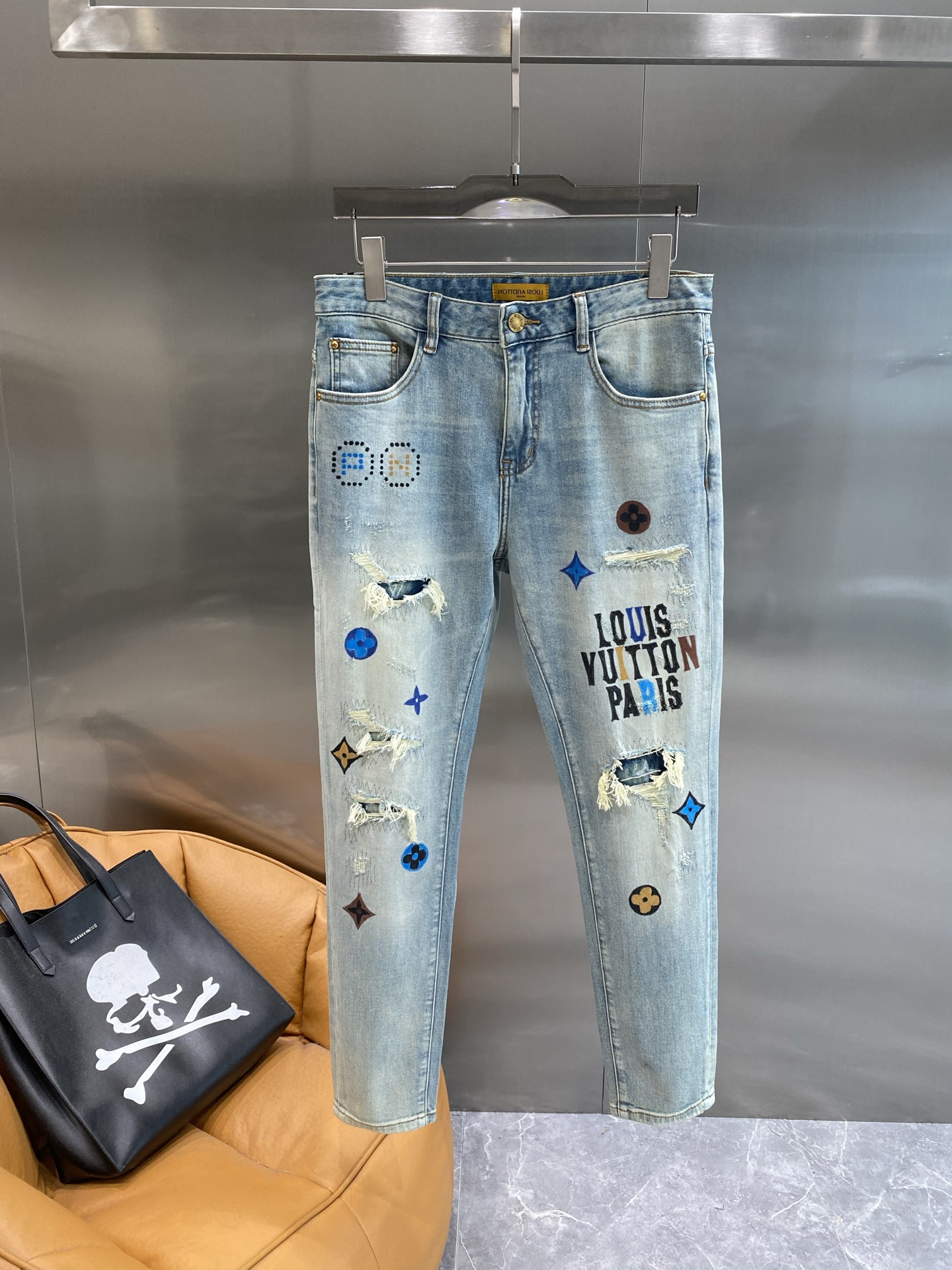 NO:510384,'Donkey House' LV graffiti ripped denim, summer luxury light blue denim, with a refreshing feeling, and a unique old-fashioned effect, full of retro charm. The ripped design is casual and bold, paired with the iconic 'LOUIS VUITTON PARIS' and colorful classic element patterns, which perfectly blends luxury and trends. 29-36 the next day, louis vuitton, louis vuitton, louis vuitton, louis vuitton, alexander wang19860909《驴家》 LV涂鸦破洞牛仔,夏日奢华 淡蓝色牛仔布,自带清新感,又有着独特的做旧效果,复古韵味十足.破洞设计随性又大胆,搭配上标志性的“LOUIS VUITTON PARIS”字样,以及多彩的经典元素图案,奢华与潮流完美融合,29-36隔天,,louis vuitton,louis vuitton,louis vuitton,louis vuitton,alexander wang,Men's clothing