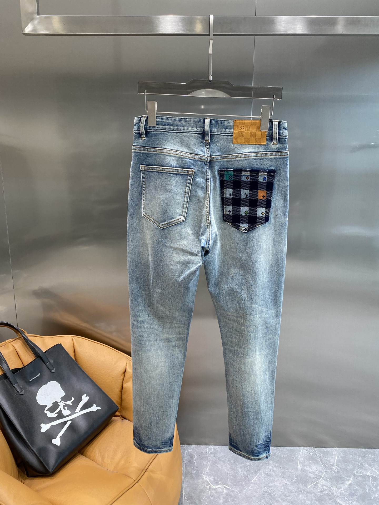 NO:432866,'Donkey House' LV spliced ​​denim, summer fashion, light blue denim, with natural fading effect and full of retro feel. The unique plaid splicing design at the back pocket combines classic elements, exquisite and special, and the details all highlight the luxury and style of the brand. 29-36 The next day,,louis vuitton,louis vuitton,louis vuitton,alexander wang19860909《驴家》 LV拼接牛仔,夏日时尚 浅蓝色牛仔布,有着自然的褪色效果,满满复古感.后袋处独特的格纹拼接设计,融合了经典元素,精致又特别,细节都彰显着品牌的奢华与格调.29-36隔天,,louis vuitton,louis vuitton,louis vuitton,alexander wang,Men's clothing