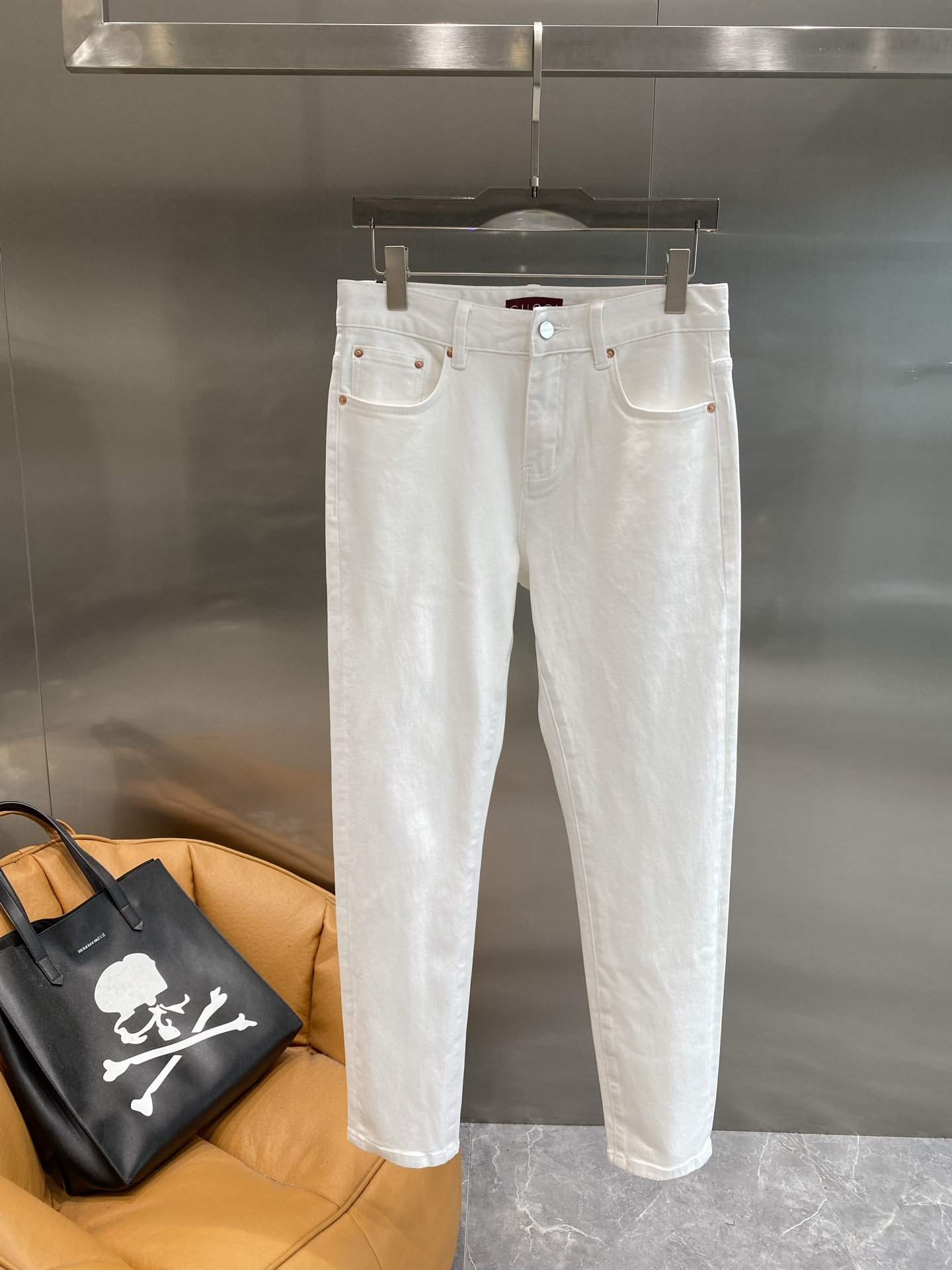 NO:510361,'The Gu Family' GUCCI white denim, a fresh and simple choice for summer. The simple style is classic and generous. The low-key brand logo in the back pocket inadvertently shows the luxurious texture, and each part reveals a sense of luxury. The fabric is comfortable and breathable, 29-36 the next day, gucci, gucci, alexander wang19860909《古家》 GUCCI白色牛仔,夏日清新简约之选 简约的版型,经典又大方,后袋处低调的品牌标识,不经意间彰显出奢华质感,每一处都透露着高级感.面料舒适透气,29-36隔天,,gucci,gucci,alexander wang,Men's clothing