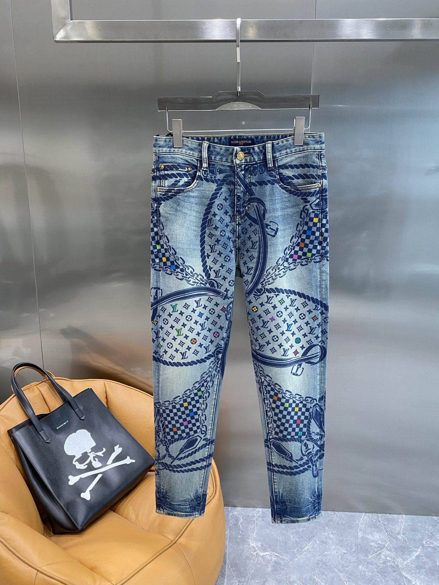 NO:432861,'Donkey Family' LV printed denim, a must-have for summer luxury trends. The classic denim blue background is full of the brand's iconic printing patterns, chains, letters and colorful elements intertwined, and the sense of luxury is overwhelming. Every detail shows the unique charm of LV. The style is slim and comfortable, and can perfectly outline the leg lines. On summer, 29-36 the next day, louis vuitton, louis vuitton, louis vuitton, alexander wang19860909《驴家》 LV印花牛仔,夏日奢华潮流必备 经典牛仔蓝底色上,布满了品牌标志性的印花图案,链条、字母与多彩元素交织,奢华感扑面而来,每一处细节都彰显着LV的独特魅力. 版型修身且舒适,能完美勾勒出腿部线条.在夏日,29-36隔天,,louis vuitton,louis vuitton,louis vuitton,alexander wang,Men's clothing