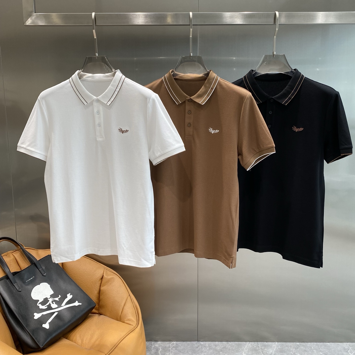 NO:510390,'Jennie's' 25SS new spring and summer short-sleeved lapel T-shirt polo, the highest version is customized with high-end vermillion floor fabric simple and fashionable style, and the color-blocking thread is super good-looking!  The classic logo embroidery of the chest logo is simple and elegant!  Full of high-end feeling, simple European style official website for sale code M-3XL The next day, zegna, T-shirt,tees, t-shirt,alexander wang19860909《杰尼家》 25SS新款春夏短袖翻领T恤polo,最高版本客供定制高端朱地面料简单时尚款,拼色螺纹超级好看！胸前标志刺绣经典logo简单大方的款式！满满的高级感,简欧风格官网在售码数M-3XL 隔天,,zegna,T-shirt,tees，t-shirt,alexander wang,Men's clothing