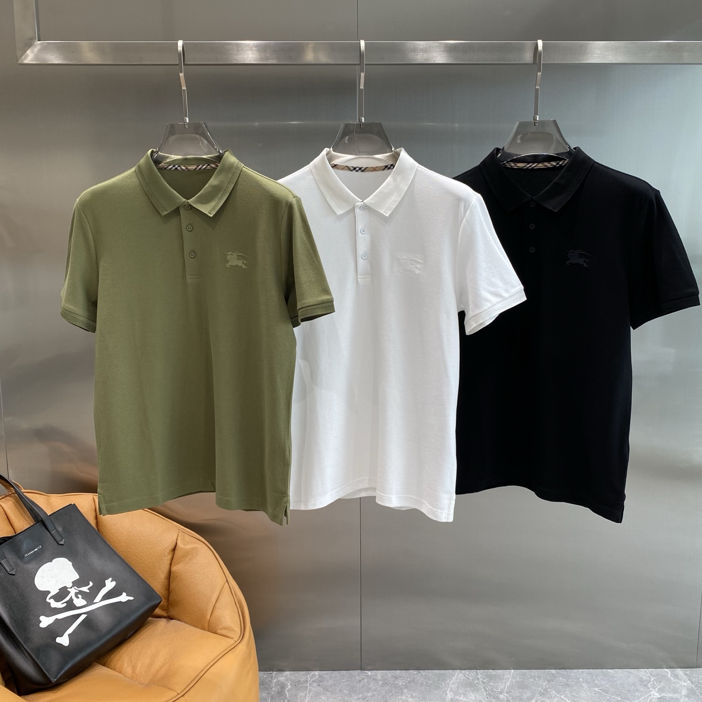 NO:465933,'Bajia' 25SS new spring and summer short-sleeved lapel T-shirt polo, the highest version is customized high-end vermill fabric simple and fashionable, and the color-blocking thread is super good-looking!  The classic logo embroidery of the chest logo is simple and elegant!  Full of high-end feeling, simple European style official website for sale code M-3XL The next day, burberry, T-shirt,tees, t-shirt,alexander wang19860909《巴家》 25SS新款春夏短袖翻领T恤polo,最高版本客供定制高端朱地面料简单时尚款,拼色螺纹超级好看！胸前标志刺绣经典logo简单大方的款式！满满的高级感,简欧风格官网在售码数M-3XL 隔天,,burberry,T-shirt,tees，t-shirt,alexander wang,Men's clothing