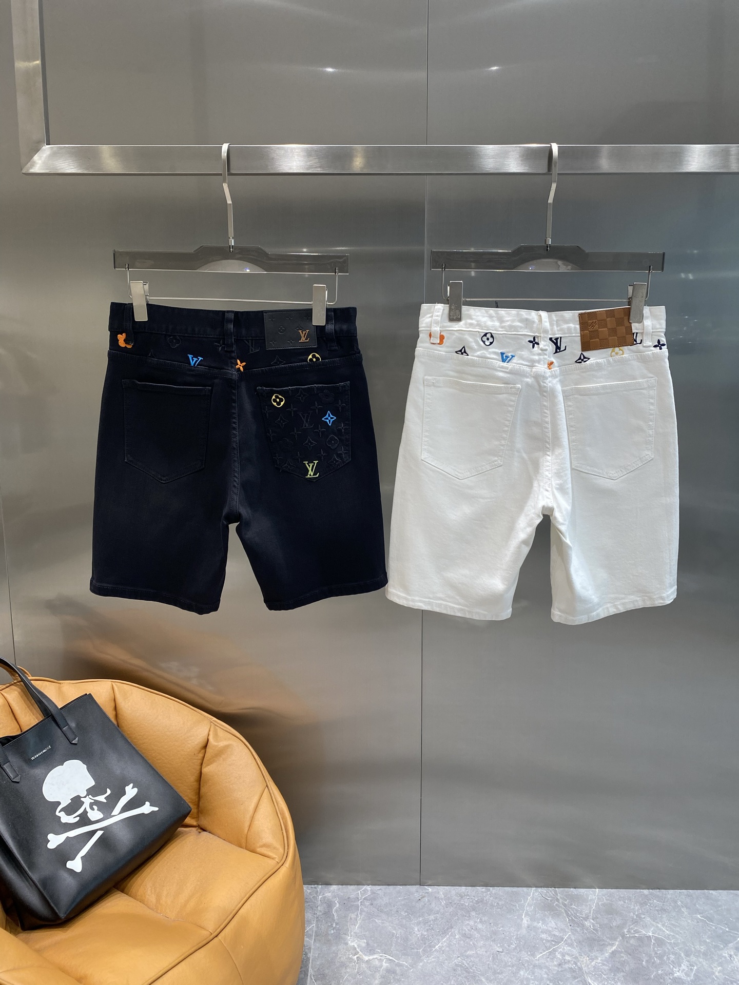 NO:510383,'Donkey Family' LV two-color denim shorts, a luxurious and versatile choice for summer. The classic style incorporates the brand's iconic elements. The colorful LV logo at the waist and back pockets are exquisite and eye-catching, and inadvertently highlights the luxurious texture. The shorts are comfortable, 29-36 the next day, louis vuitton, louis vuitton, louis vuitton, shorts, alexander wang19860909《驴家》 LV双色牛仔短裤,夏日奢华百搭之选 经典版型上融入了品牌标志性元素.腰间和后袋处多彩的LV标识,精致又亮眼,不经意间彰显出奢华质感.短裤版型舒适,29-36隔天,,louis vuitton,louis vuitton,louis vuitton,shorts,alexander wang,Men's clothing