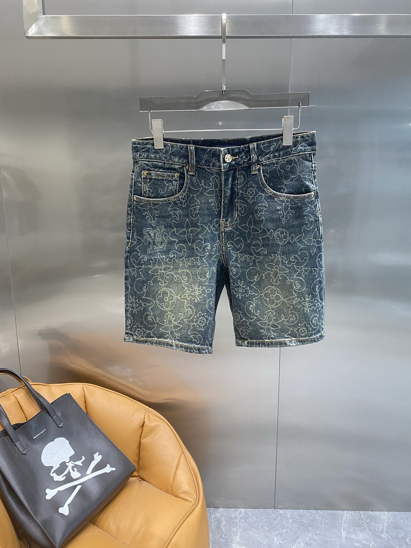 NO:510385,'Donkey Family' LV full-print denim shorts, a must-have for summer luxury trends. On the classic denim blue background, the brand's unique pattern prints are full of exquisite and gorgeous, and each part exudes a strong sense of luxury. The aging effect adds a retro charm. 29-36 the next day, louis vuitton, louis vuitton, louis vuitton, shorts, alexander wang19860909《驴家》 LV满印牛仔短裤,夏日奢华潮流必备 经典牛仔蓝底色上,满是品牌独特的花纹印花,精致又华丽,每一处都散发着浓郁的奢华气息.做旧的效果,更增添了复古韵味,29-36隔天,,louis vuitton,louis vuitton,louis vuitton,shorts,alexander wang,Men's clothing