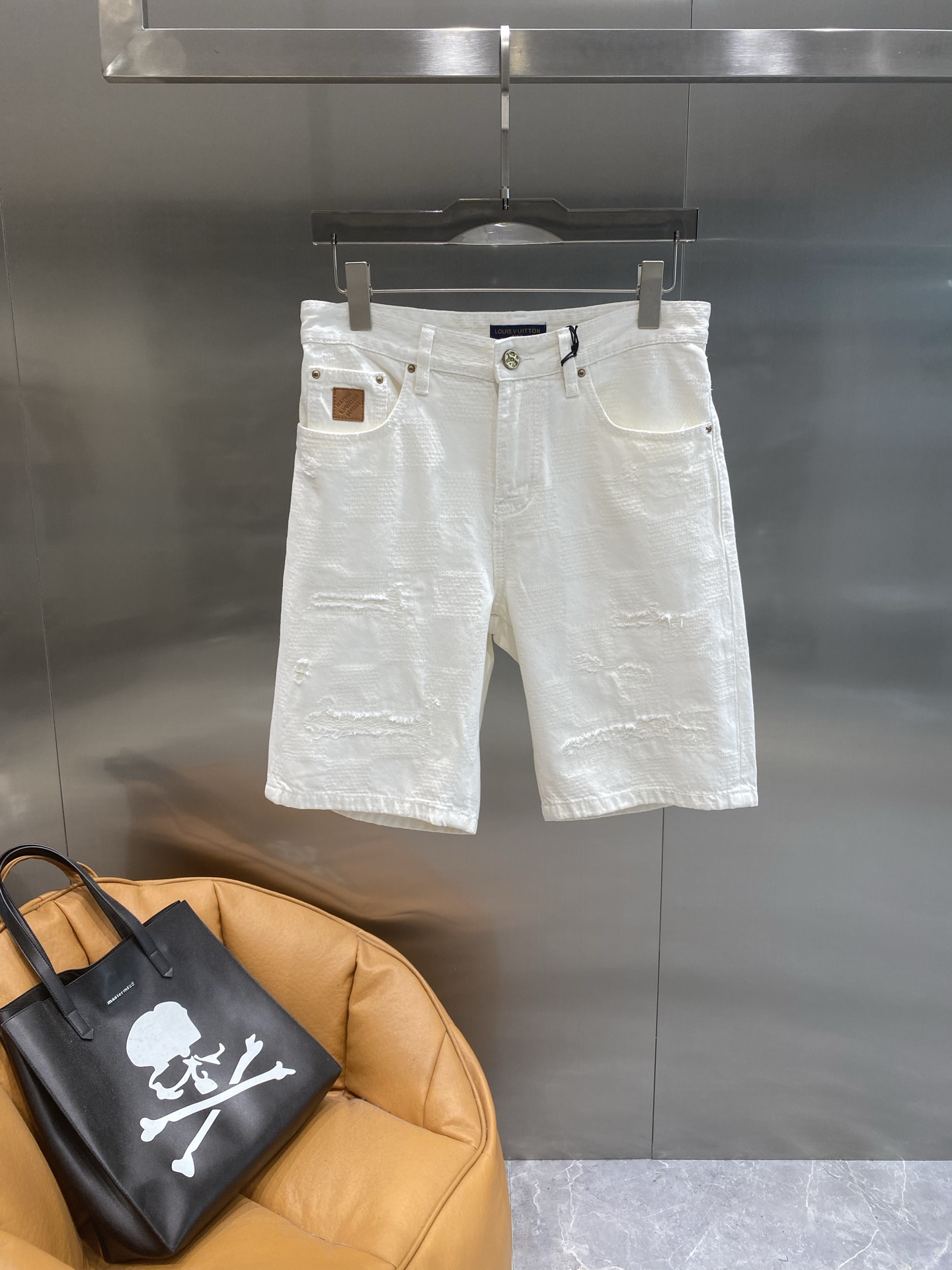 NO:510380,'Donkey House' LV white ripped denim shorts, a summer personality and fresh choice. The old ripped design breaks the monotony and adds uninhibited personality. Each ripped hole looks like a unique fashion mark. The shorts are comfortable in style, 29-36,, louis vuitton, louis vuitton, louis vuitton, shorts, alexander wang19860909《驴家》 LV白色破洞牛仔短裤,夏日个性清新之选 做旧的破洞设计,打破了单调,增添了不羁的个性,每一处破洞都像是独特的时尚标记.短裤版型舒适,29-36,,louis vuitton,louis vuitton,louis vuitton,shorts,alexander wang,Men's clothing