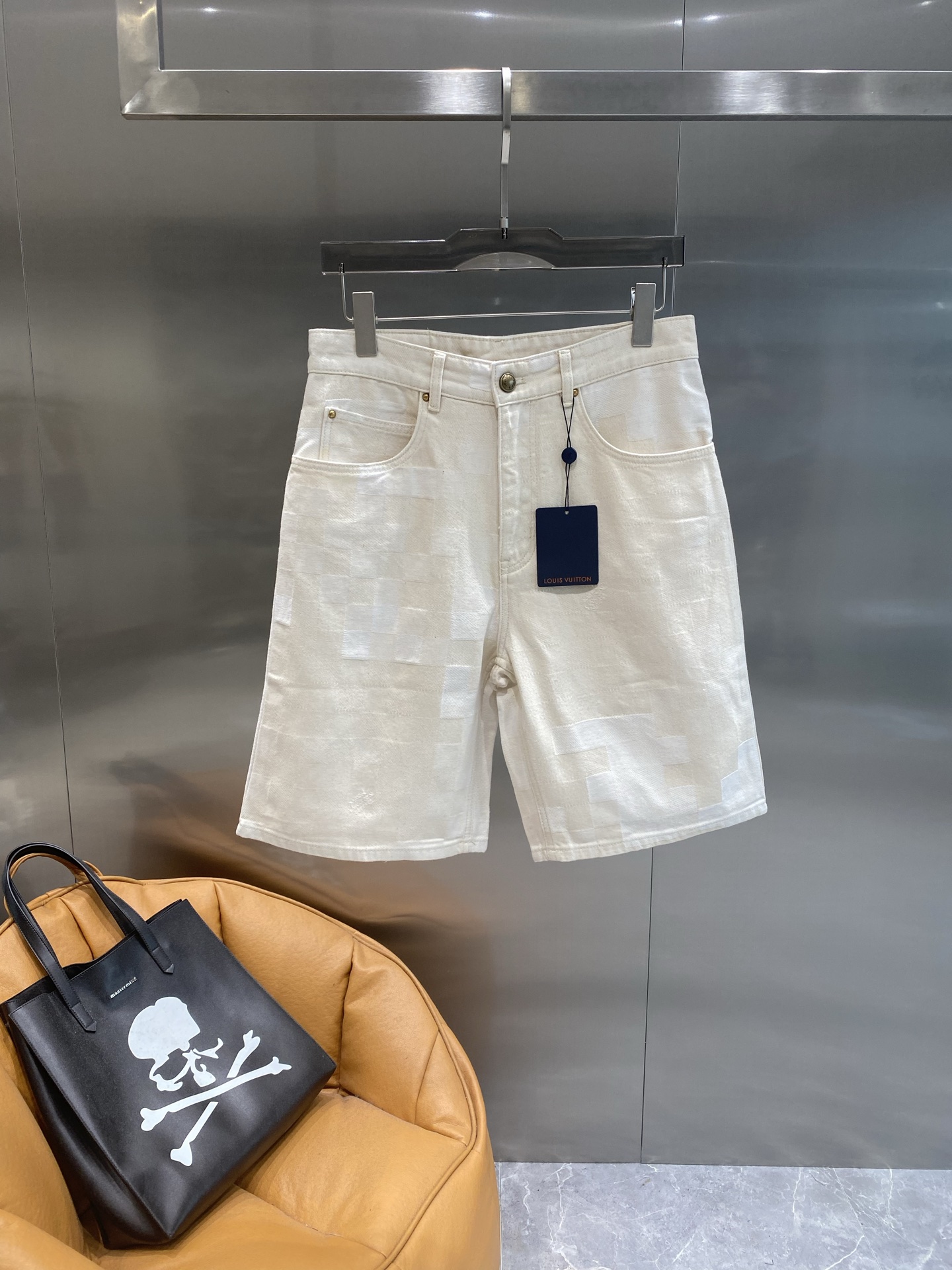 NO:510374,'Donkey House' LV white plaid denim shorts, a fresh and fashionable choice for summer. It has a clean feeling, which is very suitable for summer. The plaid pattern on it adds details and layers, simple and fashionable. The style of the shorts is great, 29-36 the next day, louis vuitton, louis vuitton, louis vuitton, shorts, alexander wang19860909《驴家》 LV白色格纹牛仔短裤,夏日清新时尚之选 干净的感觉,非常适合夏日.上面若隐若现的格纹图案,增添了细节和层次感,简约又不失时尚感.短裤的版型很赞,29-36隔天,,louis vuitton,louis vuitton,louis vuitton,shorts,alexander wang,Men's clothing