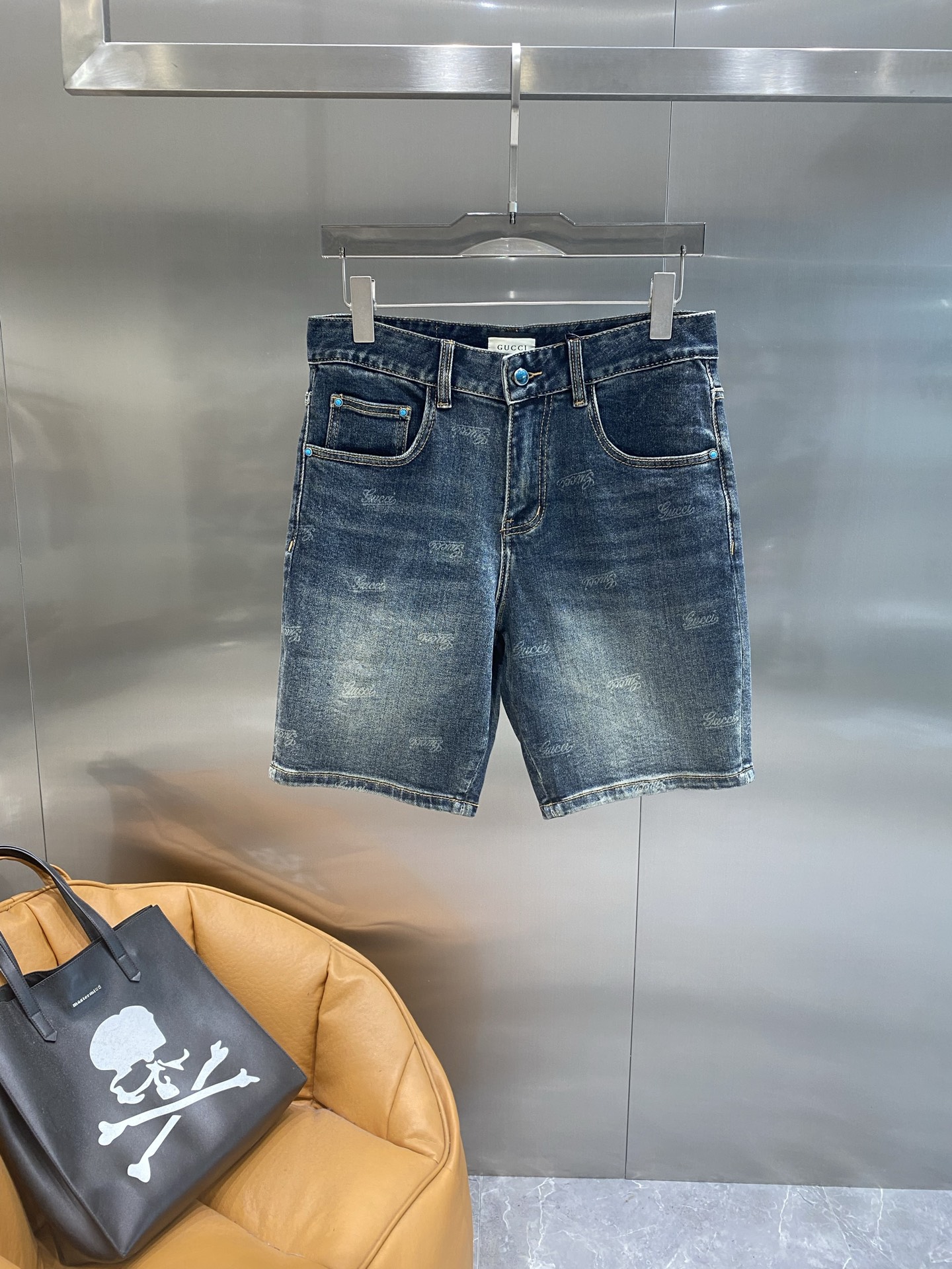 NO:510368,'Golden Family' GUCCI denim shorts, a must-have for summer cool casualness. Dark blue denim, uniquely treated, presents a retro and personalized aging effect. The simple style is matched with exquisite brand details, showing luxury in a low-key manner. 29-36 The next day, gucci, gucci, shorts, alexander wang19860909《古家》 GUCCI牛仔短裤,夏日酷感休闲必备 深蓝色牛仔布,经过独特处理,呈现出复古又个性的做旧效果.简约的版型搭配精致的品牌细节,低调中尽显奢华.29-36隔天,,gucci,gucci,shorts,alexander wang,Men's clothing