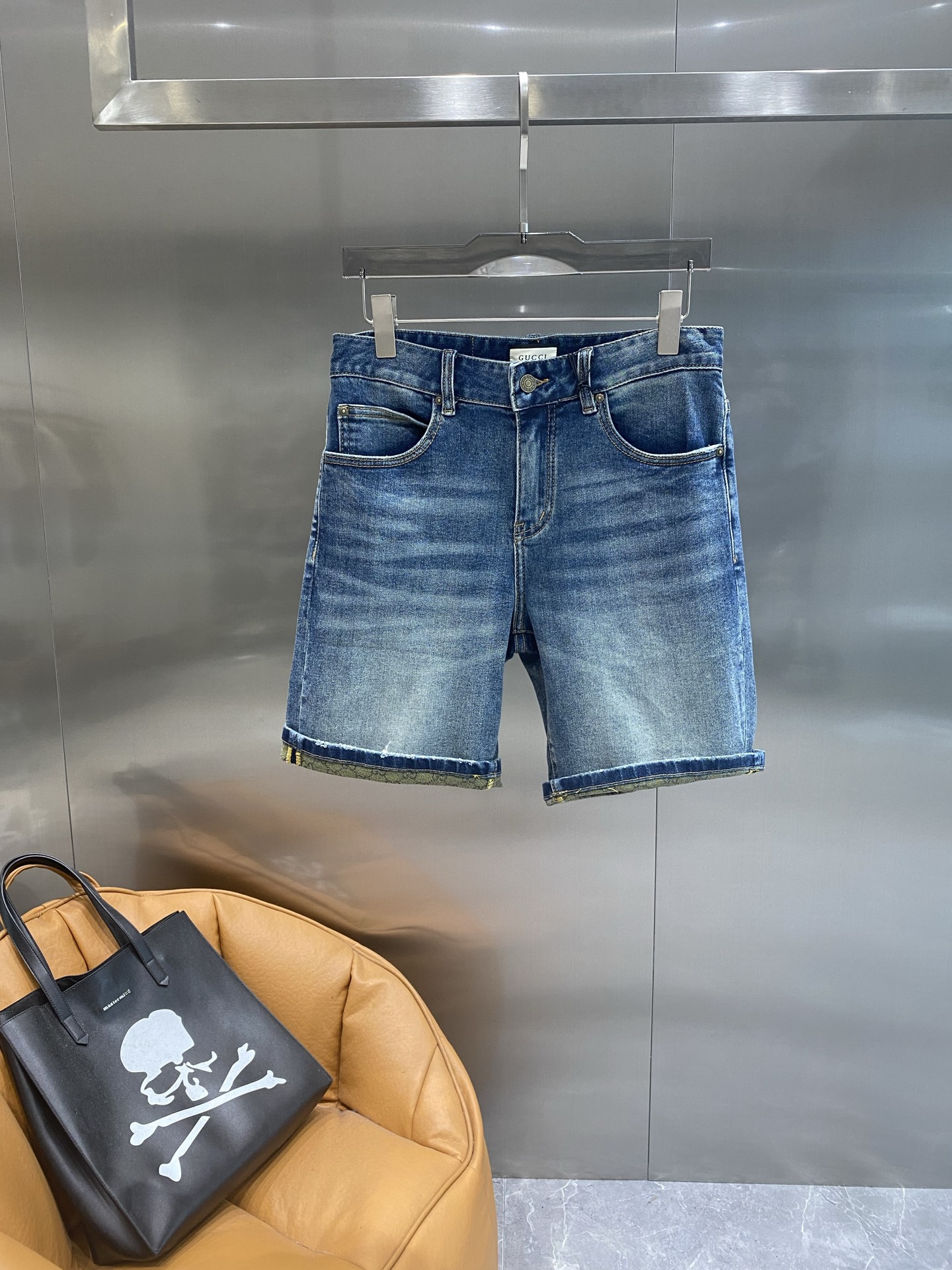 NO:510365,'Gujia' GUCCI denim shorts, a summer casual and fashionable choice. Classic denim blue, with natural fading effect, retro and fashionable. The iconic brand elements above the back pocket, red and green stripes and double G patterns, instantly improving the grade, shorts neatly styled, 29-36,,gucci,gucci, shorts, alexander wang19860909《古家》 GUCCI牛仔短裤,夏日休闲时尚之选 经典牛仔蓝,有着自然的褪色效果,复古又时尚.后袋上方标志性的品牌元素,红绿条纹与双G图案,瞬间提升档次,短裤版型利落,29-36,,gucci,gucci,shorts,alexander wang,Men's clothing