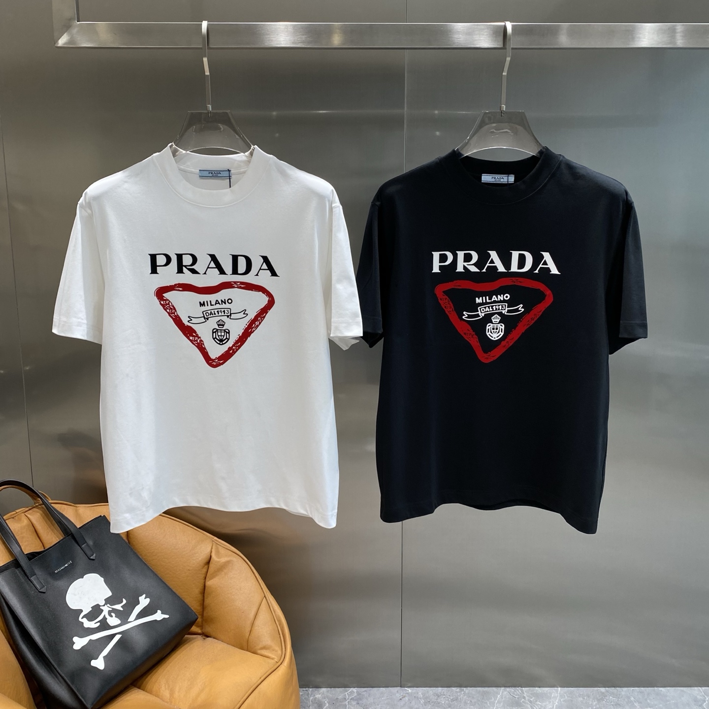 NO:432899,'Pujia' Prada's new benchmark for summer fashion luxury. The black body is classic and atmospheric. The words 'PRADA' are eye-catching and high-end. They are matched with red triangle marking elements, cleverly blending brand characteristics, and the sense of luxury and fashion is full of the fabric. The texture is excellent. S-XXXL the next day, prada, prada, alexander wang19860909《普家》 Prada夏日时尚奢华新标杆 黑色的衣身经典又大气,“PRADA”字样醒目又高级,搭配红色三角标元素,巧妙融合品牌特色,奢华感与时尚感拉满.面料质感上乘,S-XXXL隔天,,prada,prada,alexander wang,Men's clothing