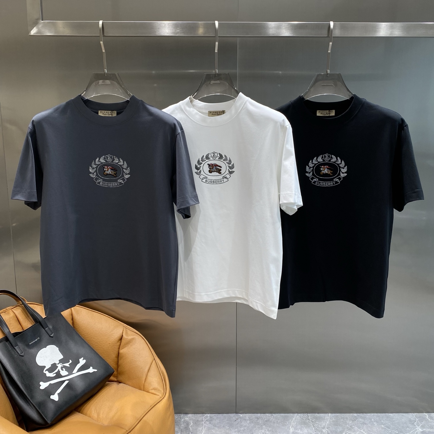 NO:432903,'Ba Jia' Burberry Black T, a low-key and luxurious choice for summer. Simple and elegant. The exquisite brand badge embroidery on the chest combines classic elements and exquisite craftsmanship. The low-key displays luxurious texture. The fabric is comfortable and breathable, and it is full of skin-friendly. S-3XL the next day, burberry, burberry, alexander wang19860909《巴家》 Burberry黑T,夏日低调奢华之选 简约大方,胸前精致的品牌徽章刺绣,融合了经典元素与精湛工艺,低调中尽显奢华质感,面料舒适透气,亲肤感十足,S-3XL隔天,,burberry,burberry,alexander wang,Men's clothing