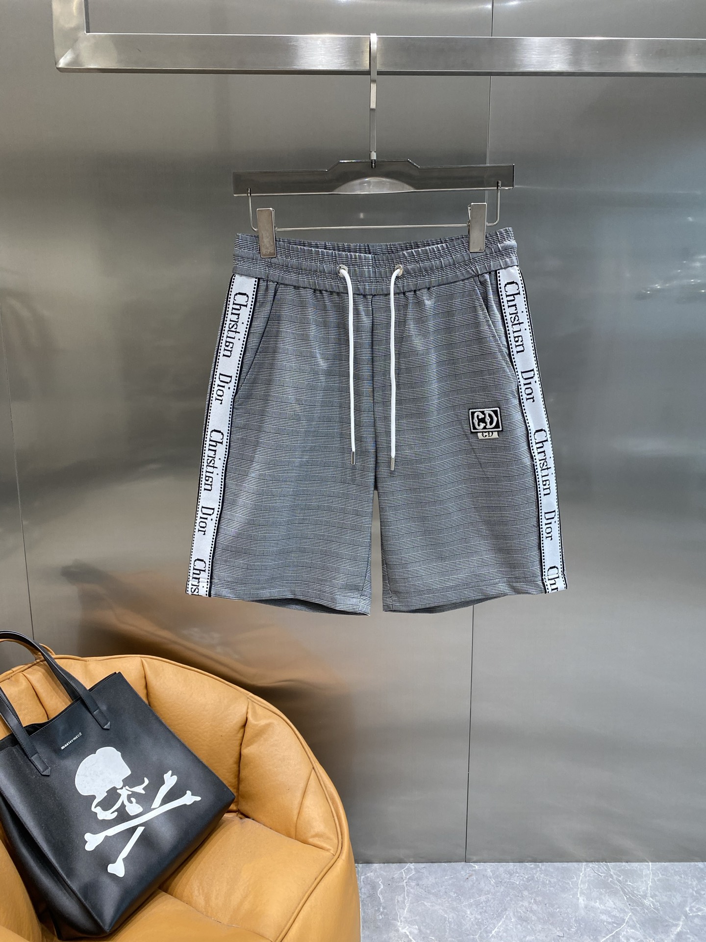 NO:508046,'Dijia' Dior gray plaid shorts, gray plaid design, simple and yet stylish, the eye-catching 'Christian Dior' webbing on the side, and the iconic CD logo, show the luxurious texture, and every detail exudes the unique charm of the brand. Drawstring design is easy to adjust, M-3XL,,dior,dior, shorts, alexander wang19860909《迪家》 Dior灰色格纹短裤, 灰色格纹设计,简约又不失格调,侧边醒目的“Christian Dior”织带,以及标志性的CD logo,尽显奢华质感,每一处细节都散发着品牌的独特魅力. 抽绳设计方便调节,M-3XL,,dior,dior,shorts,alexander wang,Men's clothing