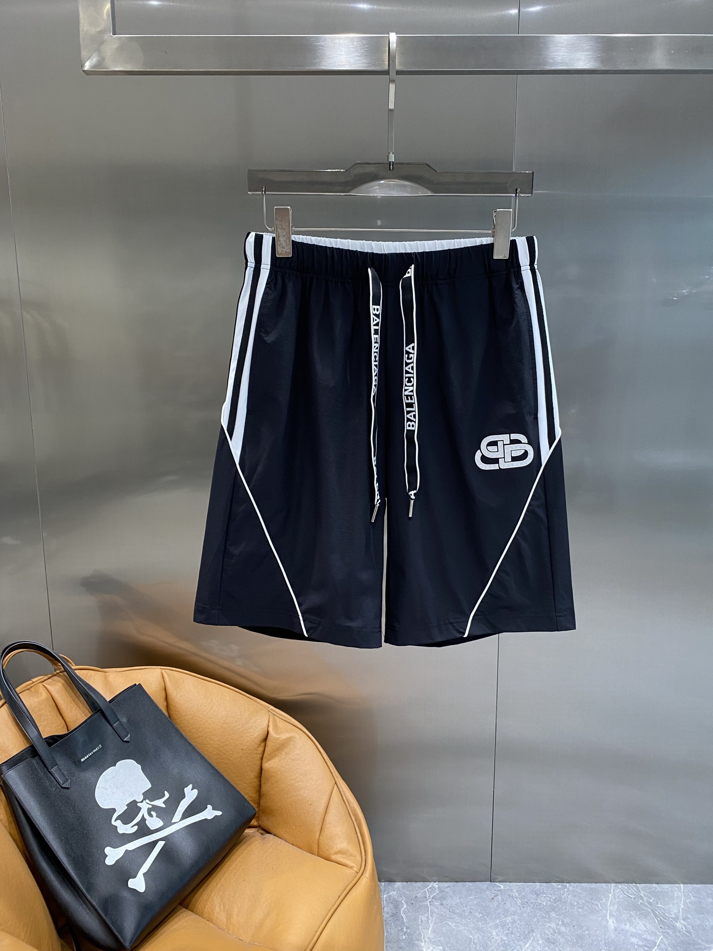 NO:508041,'Paris Home' Balenciaga black sports shorts, a must-have for summer cool trends. Classic black, decorated with white lines, simple and fashionable. The brand letter drawstrings and iconic logo on the side show a unique brand style, and every detail reveals the trend. The shorts are loose and comfortable in style, M-3XL, balenciaga, balenciaga, shorts, alexander wang19860909《巴黎家》 巴黎世家黑色运动短裤,夏日酷感潮流必备 经典黑色,搭配白色线条装饰,简约又时尚.侧边的品牌字母抽绳和标志性logo,彰显出独特的品牌风格,每一处细节都透露着潮流感.短裤版型宽松舒适,M-3XL,,balenciaga,balenciaga,shorts,alexander wang,Men's clothing