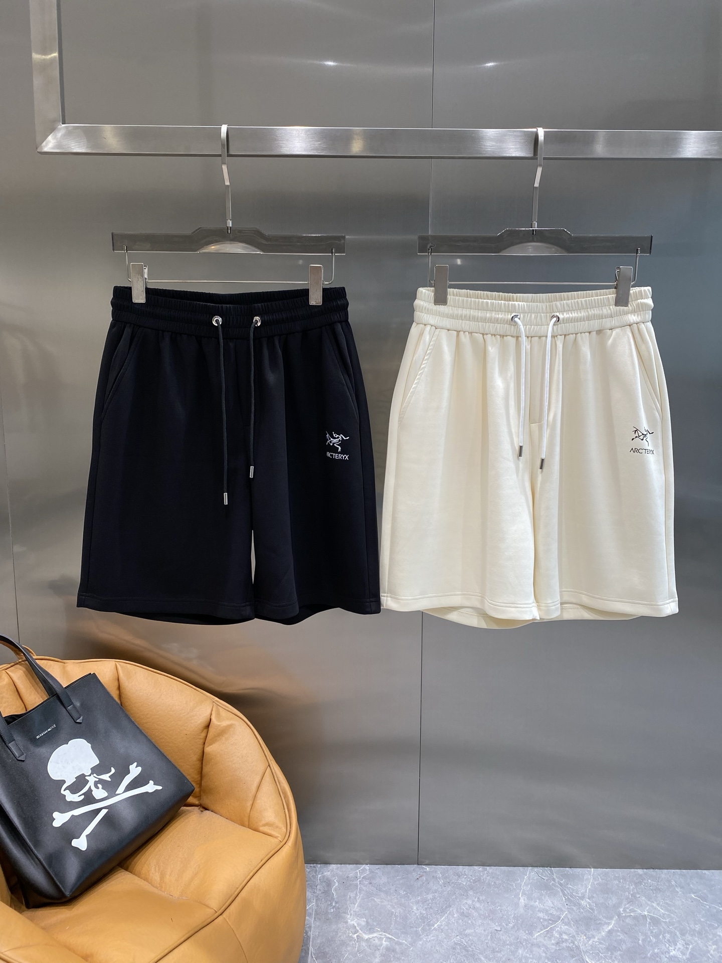 NO:508036,'Bird Family' Archaeopteryx casual shorts, a fashionable choice for summer functions. Simple and elegant, with a low-key brand logo that highlights a unique functional style. The drawstring design is easy to adjust, and it is comfortable to wear, which is suitable for sports or daily travel. The fabric is comfortable and breathable, M-3XL, jil sanderarc'teryx, shorts, alexander wang19860909《鸟家》 始祖鸟休闲短裤,夏日机能时尚之选 简约大方,裤身低调的品牌标识,彰显着独特的机能风格.抽绳设计方便调节,穿着舒适自在,无论是运动还是日常出行都很合适. 面料舒适透气,M-3XL,,jil sanderarc'teryx,shorts,alexander wang,Men's clothing