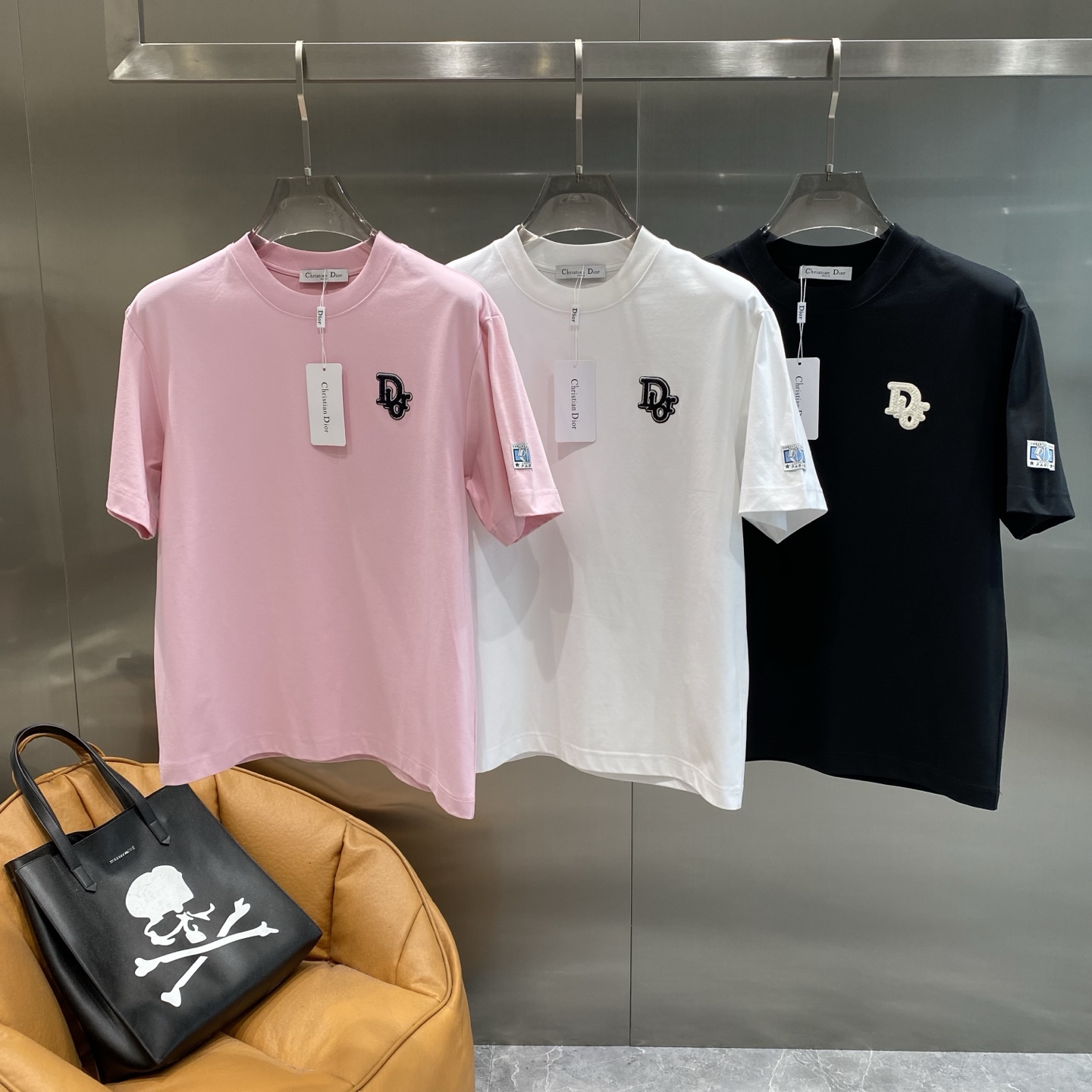 NO:432892,'Dijia' Dior short-sleeved summer simple and luxurious choice, simple and elegant, exquisite brand logo embroidery on the left chest, low-key and luxurious, highlighting Dior's high-end texture and exquisite craftsmanship. The fabric is soft and skin-friendly, S-3XL the next day, dior, dior, T-shirt, alexander wang19860909《迪家》 Dior短袖 夏日简约奢华之选 简约大方,左胸处精致的品牌标识刺绣,低调又奢华,彰显着Dior的高级质感与精湛工艺.面料柔软亲肤,S-3XL隔天,,dior,dior,T-shirt,alexander wang,Men's clothing