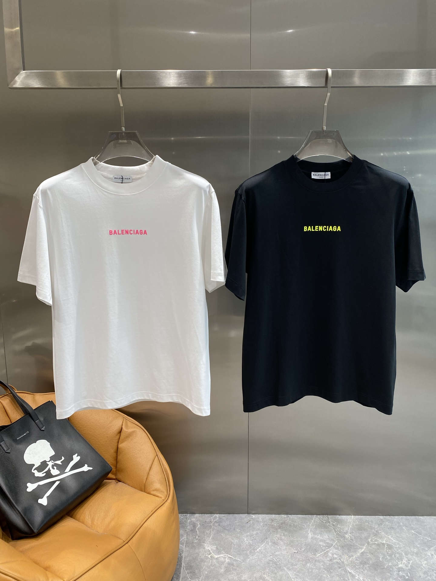 NO:432889,'Paris Home' Balenciaga Black T, summer trendy cool feeling. The black body is classic and versatile. The fluorescent green 'BALENCIAGA' is eye-catching and eye-catching, instantly enhancing the overall sense of fashion and perfectly integrating trend and personality. The fabric is comfortable texture, S-XXXL the next day,,balenciaga,balenciaga,balenciaga,alexander wang19860909《巴黎家》 巴黎世家黑T,夏日潮流酷感担当 黑色衣身经典又百搭,荧光绿的“BALENCIAGA”字样,醒目又吸睛,瞬间提升整体时尚感,将潮流与个性完美融合.面料质感舒适,S-XXXL隔天,,balenciaga,balenciaga,balenciaga,alexander wang,Men's clothing