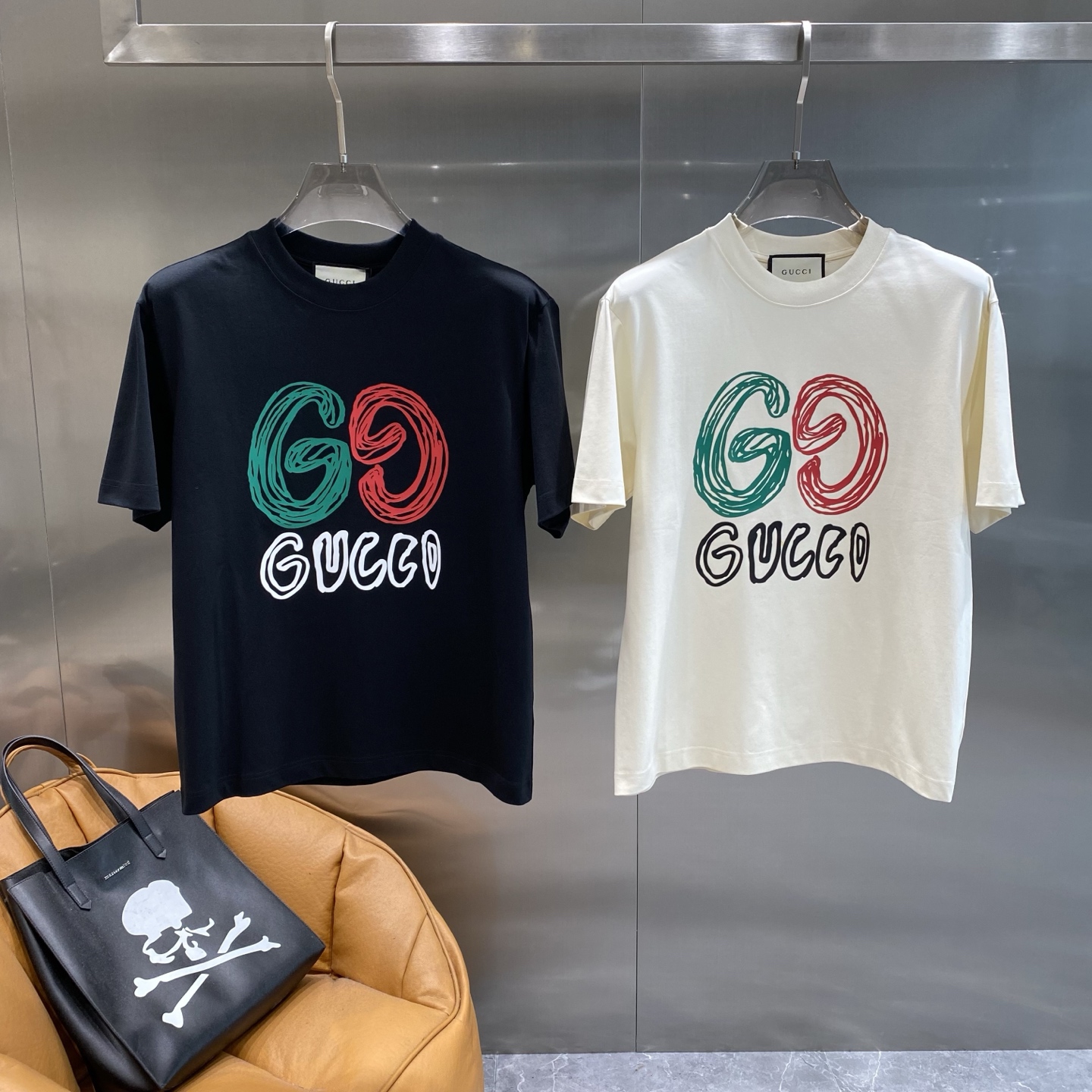 NO:432895,'Gujia' Gucci short-sleeved summer art fashion item, the iconic double G pattern is presented in red, green and black graffiti lines, full of artistic atmosphere, unique and eye-catching, perfectly showing the brand's innovation and fashion attitude. S-XXXL the next day, gucci, gucci, T-shirt, alexander wang19860909《古家》 Gucci短袖 夏日艺术时尚单品,标志性的双G图案以红绿黑三色涂鸦式线条呈现,充满艺术气息,独特又吸睛,完美展现出品牌的创新与时尚态度.S-XXXL隔天,,gucci,gucci,T-shirt,alexander wang,Men's clothing