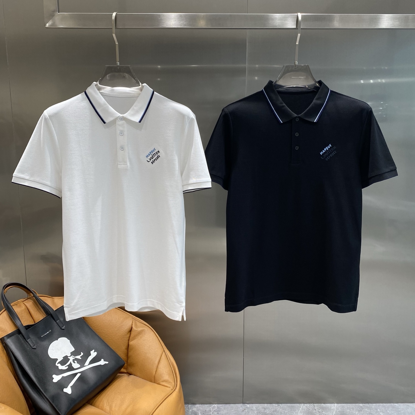 NO:465927,'Donkey Family' 25SS new spring and summer short-sleeved lapel T-shirt polo, the highest version is customized with high-end vermillion floor fabric simple and fashionable style, and the color-blocking thread is super good-looking!  The classic logo embroidery of the chest logo is simple and elegant!  Full of high-end feeling, simple European style official website for sale code M-3XL The next day, louis vuitton,louis vuitton,t-shirt,tees,t-shirt,alexander wang19860909《驴家》 25SS新款春夏短袖翻领T恤polo,最高版本客供定制高端朱地面料简单时尚款,拼色螺纹超级好看！胸前标志刺绣经典logo简单大方的款式！满满的高级感,简欧风格官网在售码数M-3XL 隔天,,louis vuitton,louis vuitton,T-shirt,tees，t-shirt,alexander wang,Men's clothing