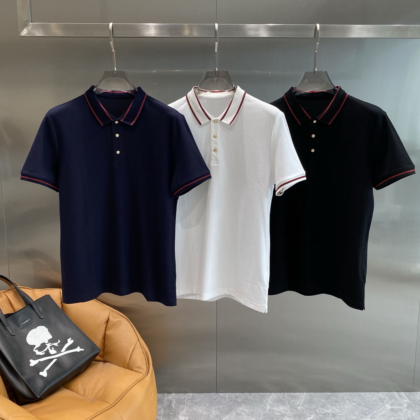 NO:465919,'Gujia' 25SS new spring and summer short-sleeved lapel T-shirt polo, the highest version is customized with high-end vermillion floor fabric simple and fashionable style, and the color-blocking thread is super good-looking!  The classic logo embroidery of the chest logo is simple and elegant!  Full of high-end feeling, simple European style official website for sale code M-3XL The next day, gucci, T-shirt,tees, t-shirt,alexander wang19860909《古家》 25SS新款春夏短袖翻领T恤polo,最高版本客供定制高端朱地面料简单时尚款,拼色螺纹超级好看！胸前标志刺绣经典logo简单大方的款式！满满的高级感,简欧风格官网在售码数M-3XL 隔天,,gucci,T-shirt,tees，t-shirt,alexander wang,Men's clothing