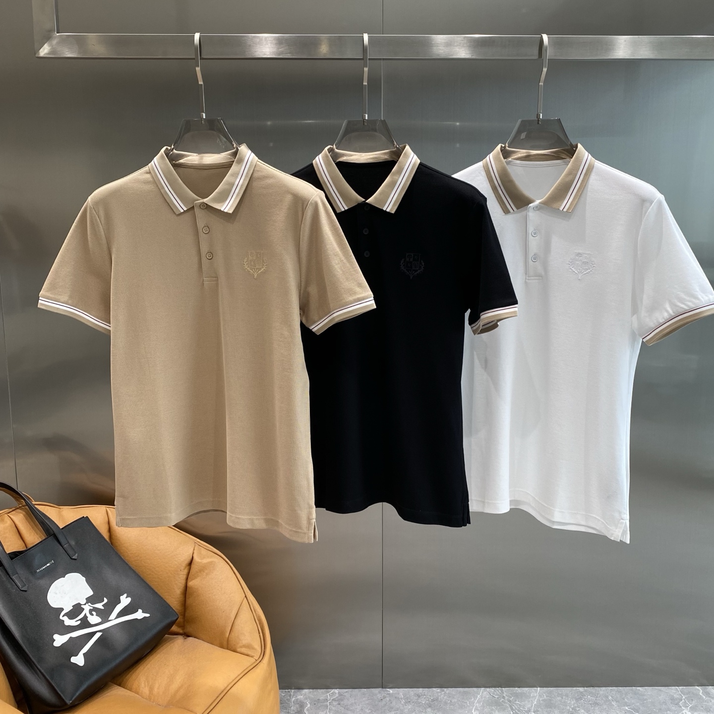 NO:465911,'Blue Family' 25SS new spring and summer short-sleeved lapel T-shirt polo, the highest version is customized with high-end vermillion floor fabric simple and fashionable style, and the color-blocking thread is super good-looking!  The classic logo embroidery of the chest logo is simple and elegant!  Full of high-end feeling, simple European style official website for sale code M-3XL The next day, T-shirt,tees,t-shirt,alexander wang19860909《布鲁家》 25SS新款春夏短袖翻领T恤polo,最高版本客供定制高端朱地面料简单时尚款,拼色螺纹超级好看！胸前标志刺绣经典logo简单大方的款式！满满的高级感,简欧风格官网在售码数M-3XL 隔天,,T-shirt,tees，t-shirt,alexander wang,Men's clothing