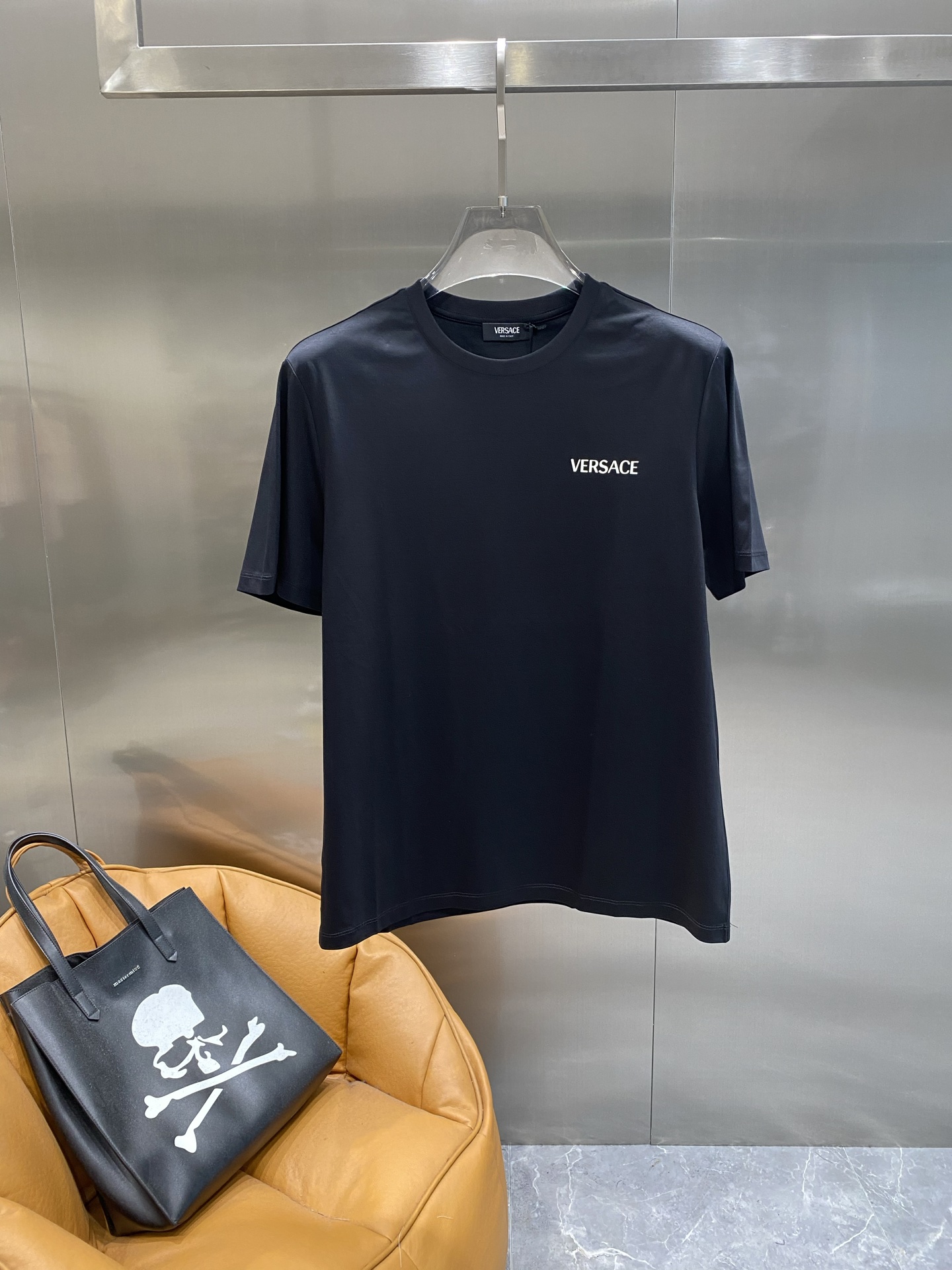 NO:429177,'Fan Family' Versace short-sleeved classic and versatile, with a simple white brand logo on the left chest, which shows luxury in a low-key manner, showing the brand's high-end style, simple but not simple. The fabric is soft and comfortable, M-4XL, versace, T-shirt, alexander wang19860909《范家》 范思哲短袖 经典百搭,左胸处简洁的白色品牌标识,低调中彰显奢华,尽显品牌的高端格调,简约而不简单.面料柔软舒适,M-4XL,,versace,T-shirt,alexander wang,Men's clothing