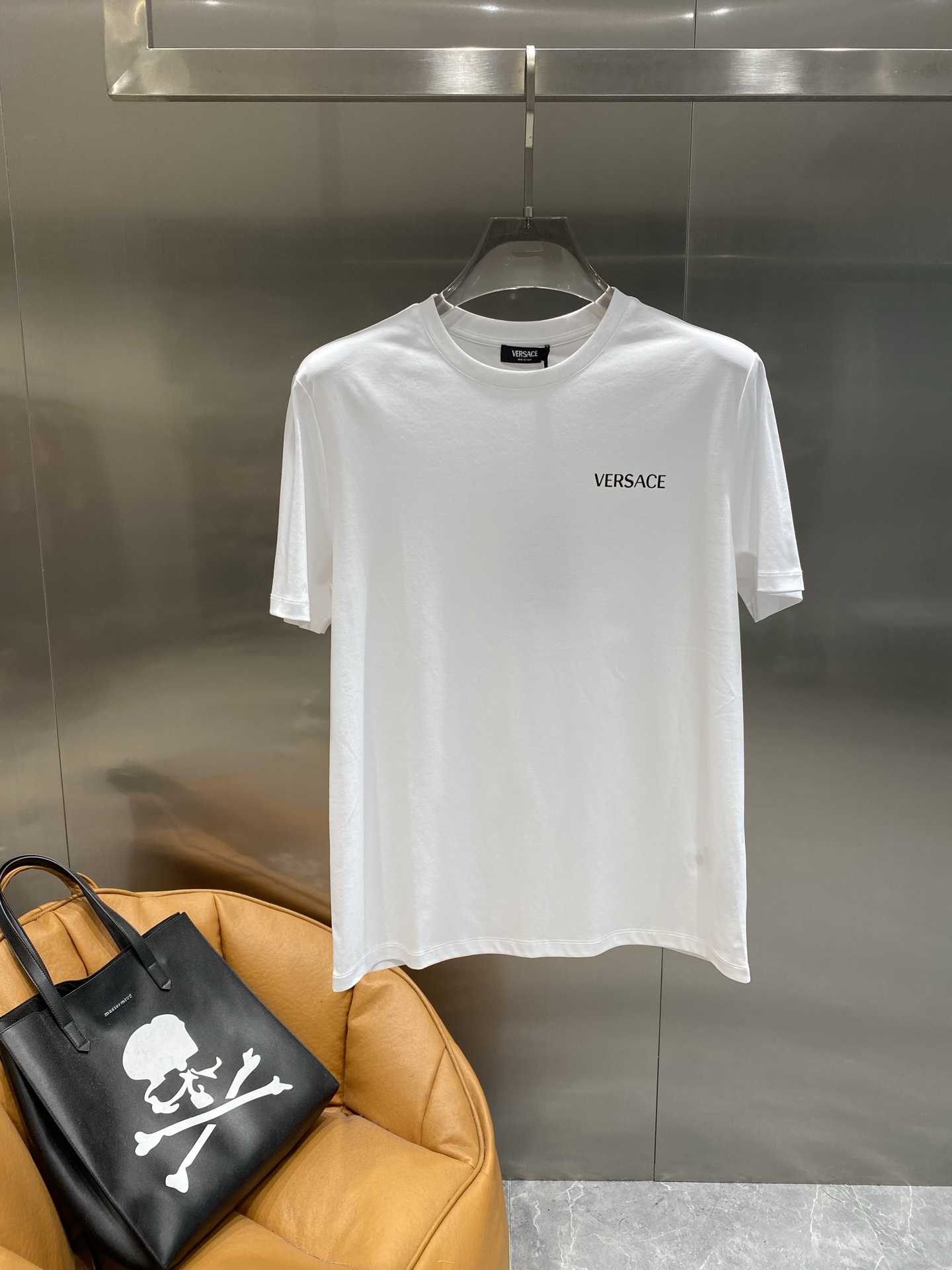 NO:429182,'Fan Family' Versace short-sleeved classic and versatile, with a simple white brand logo on the left chest, which shows luxury in a low-key manner, showing the brand's high-end style, simple but not simple. The fabric is soft and comfortable, M-4XL, versace, T-shirt, alexander wang19860909《范家》 范思哲短袖 经典百搭,左胸处简洁的白色品牌标识,低调中彰显奢华,尽显品牌的高端格调,简约而不简单.面料柔软舒适,M-4XL,,versace,T-shirt,alexander wang,Men's clothing