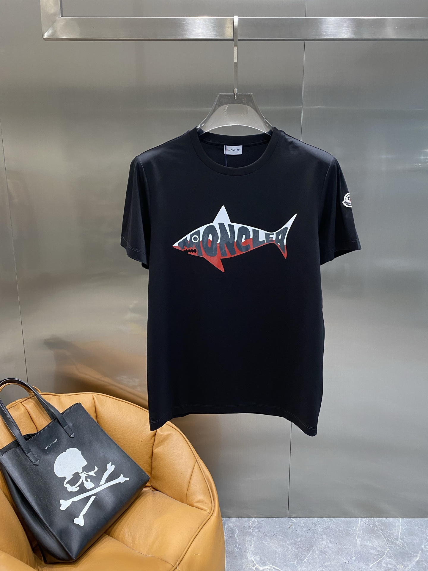 NO:457611,'Mengjia' Mengkou, summer fun trend, simple and low-key, unique shark pattern, cleverly incorporates the brand name 'MONCLER', the colour combination of red, white and black is personalized and eye-catching, full of trend and fun. The fabric is comfortable and breathable, M-4XL, Moncler, alexander wang19860909《蒙家》 蒙口 夏日趣味潮流 简约低调,独特的鲨鱼造型图案,将品牌名“MONCLER”巧妙融入其中,红、白、黑的配色碰撞,个性又吸睛,充满潮流感与趣味性.面料舒适透气,M-4XL,,Moncler,alexander wang,Men's clothing