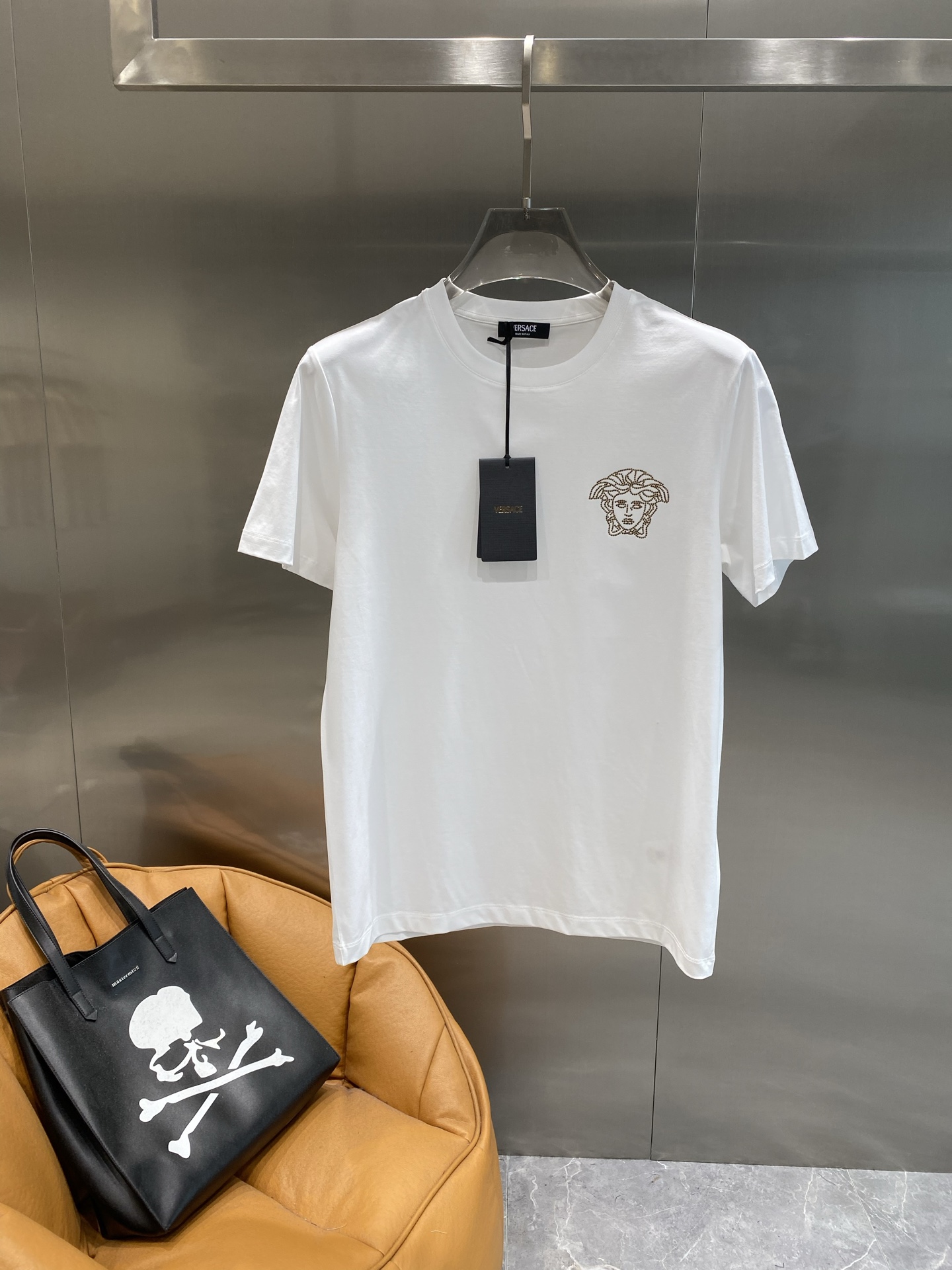 NO:429187,'Fan Family' Versace short-sleeved, low-key and luxurious fashion password, simple and atmospheric, exquisite golden Medusa avatar on the left chest, low-key, luxurious texture, inadvertently revealing the unique charm of the brand, full of high-end feeling. The fabric is soft and skin-friendly, M-4XL, versace, T-shirt, alexander wang19860909《范家》 范思哲短袖 低调奢华的时尚密码 简约又大气,左胸处精致的金色美杜莎头像 低调中尽显奢华质感,不经意间流露出品牌的独特魅力,高级感拉满. 面料亲肤柔软,M-4XL,,versace,T-shirt,alexander wang,Men's clothing