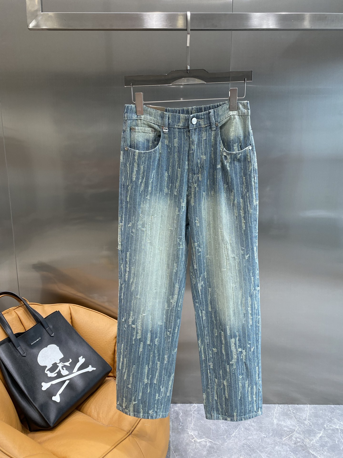 NO:514722,'Dijia' Dio summer trend new style. On light blue denim, the unique vertical stripes wear effect breaks the convention, as if telling an unruly attitude, personality and avant-garde. Loose style, S-3XL the next day, dior, dior, alexander wang19860909《迪家》 迪奥夏日潮流新风尚 浅蓝色牛仔布上,独特的竖条纹磨损效果,打破常规,像是在诉说着不羁的态度,个性又前卫.宽松的版型,S-3XL隔天,,dior,dior,alexander wang,Men's clothing