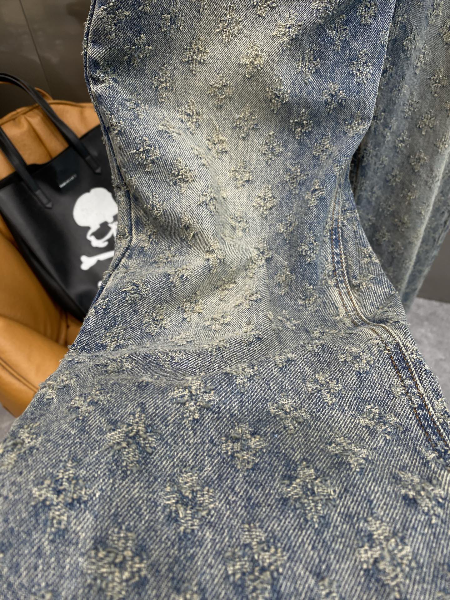 《𝙉𝙚𝙬🤍🖤克家》克罗心牛仔裤 复古扎染牛仔，夏日时尚新宠浅蓝色牛仔布，经过独特的扎染工艺，呈现出斑驳的