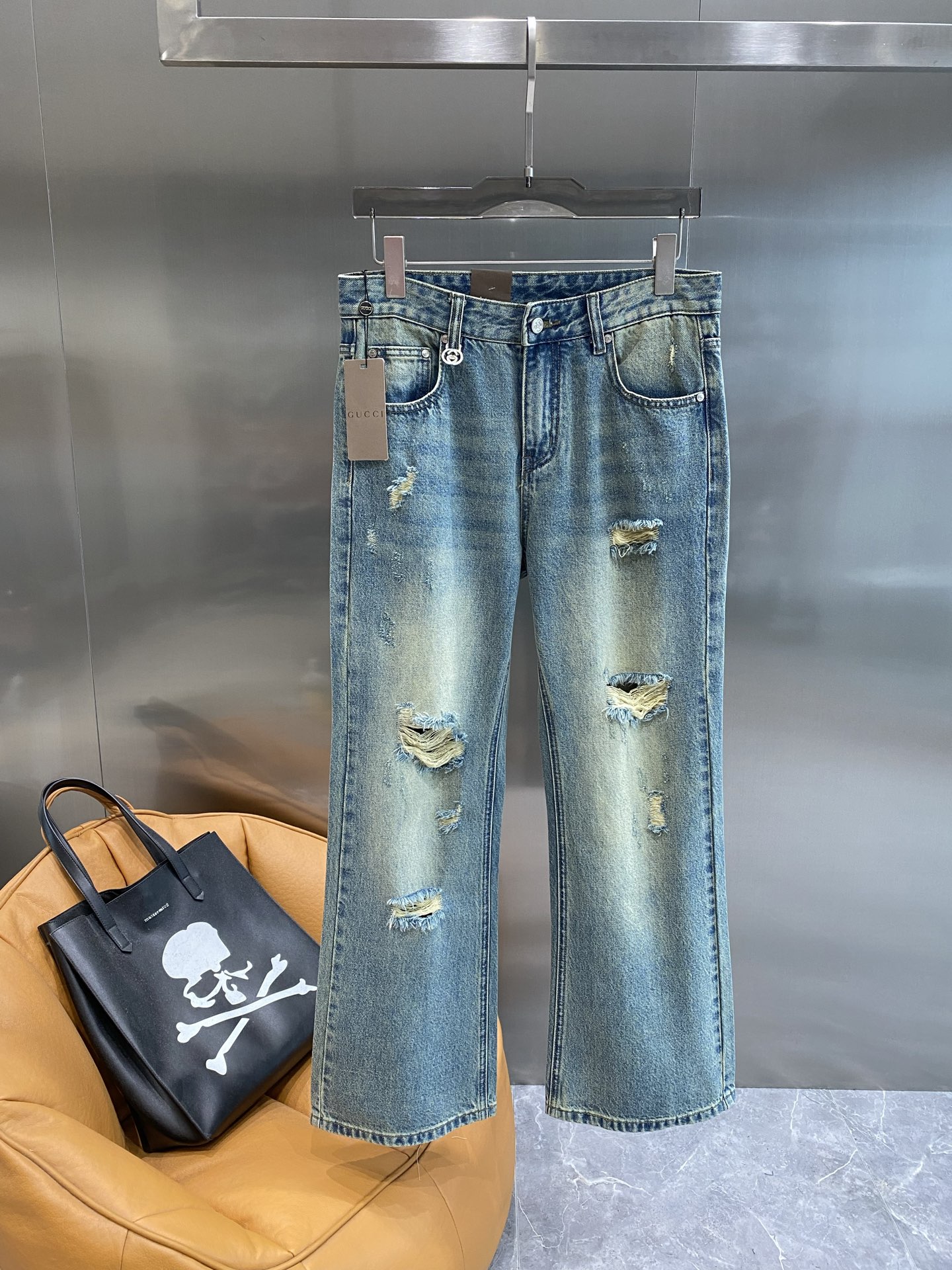 NO:514717,'Gujia' Gucci denim, summer fashion. The classic denim blue, carefully washed, presents a natural fading effect, retro and casual. The iconic double G logo on the back pocket is exquisite and luxurious, instantly improving the overall style. The straight-tube style does not pick on the figure, can perfectly modify the leg lines, showing confidence and elegance. 29-36 The next day, gucci, gucci, alexander wang19860909《古家》 Gucci牛仔,夏日时尚 经典的牛仔蓝,经过精心的水洗处理,呈现出自然的褪色效果,复古又随性.后袋上标志性的双G logo,精致又奢华,瞬间提升了整体的格调.直筒的版型,不挑身材,能完美修饰腿部线条,展现出自信与优雅.29-36隔天,,gucci,gucci,alexander wang,Men's clothing