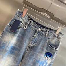 《𝙉𝙚𝙬🤍🖤驴家》LV牛仔裤 潮酷牛仔,夏日街头的色彩碰撞浅蓝色牛仔布经过独特处理,呈现出深浅不一的渐变 《𝙉𝙚𝙬🤍🖤驴家》LV牛仔裤 潮酷牛仔,夏日街头的色彩碰撞浅蓝色牛仔布经过独特处理,呈现出深浅不一的渐变