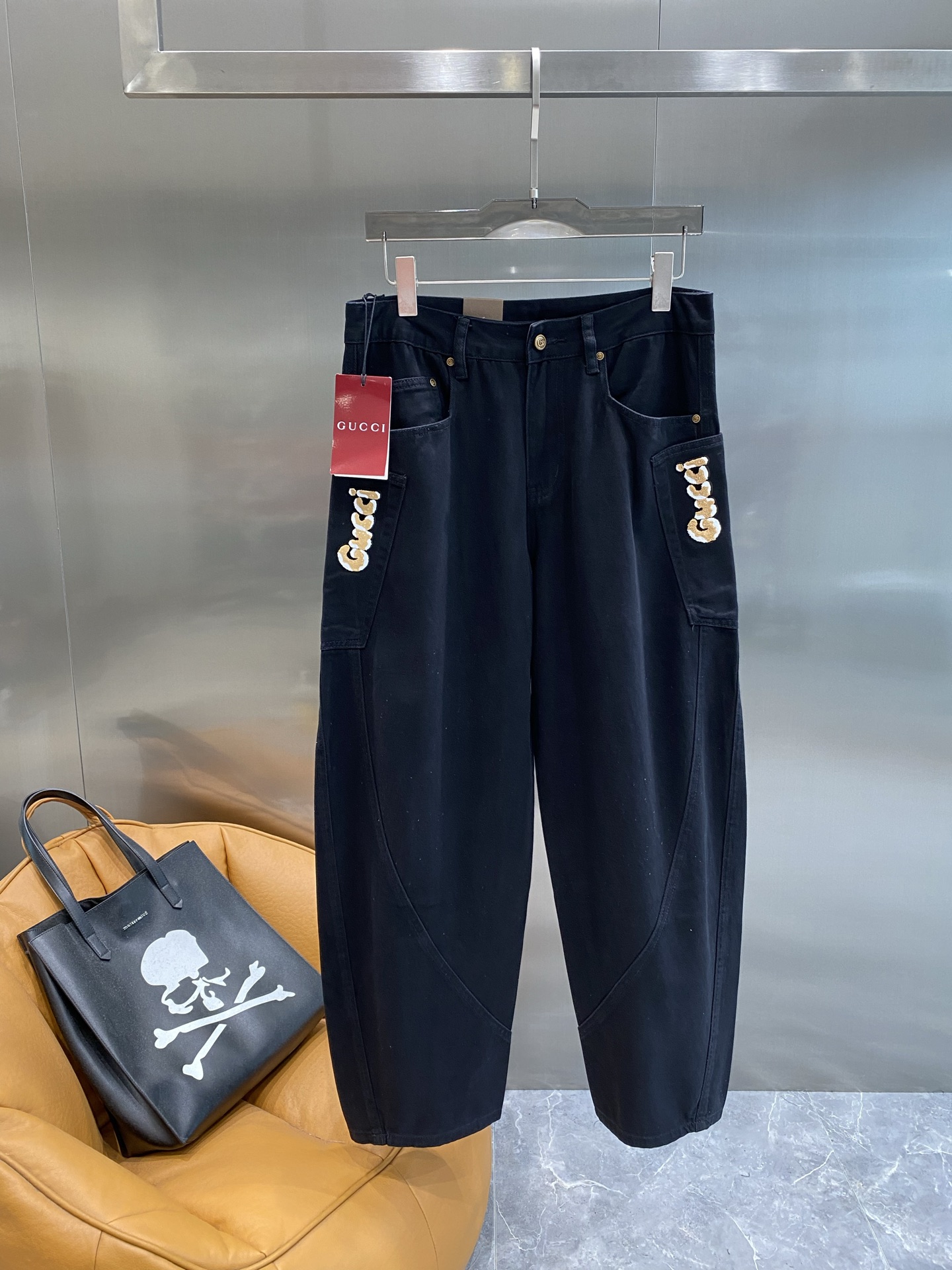 NO:514719,'The Gu Family' Gucci Black Bull, a summer luxury choice for personalized black denim, high-quality texture. The golden brand logo on both sides of the pockets is gorgeous and eye-catching, instantly enhancing the overall luxury and showing the brand characteristics to the fullest. The loose style, 29-36 the next day, gucci, gucci, alexander wang19860909《古家》 Gucci黑牛,夏日奢华个性之选 黑色牛仔,质感高级.两侧口袋上金色的品牌标识,华丽又醒目,瞬间提升了整体的奢华感,将品牌特色展现得淋漓尽致.宽松的版型,29-36隔天,,gucci,gucci,alexander wang,Men's clothing